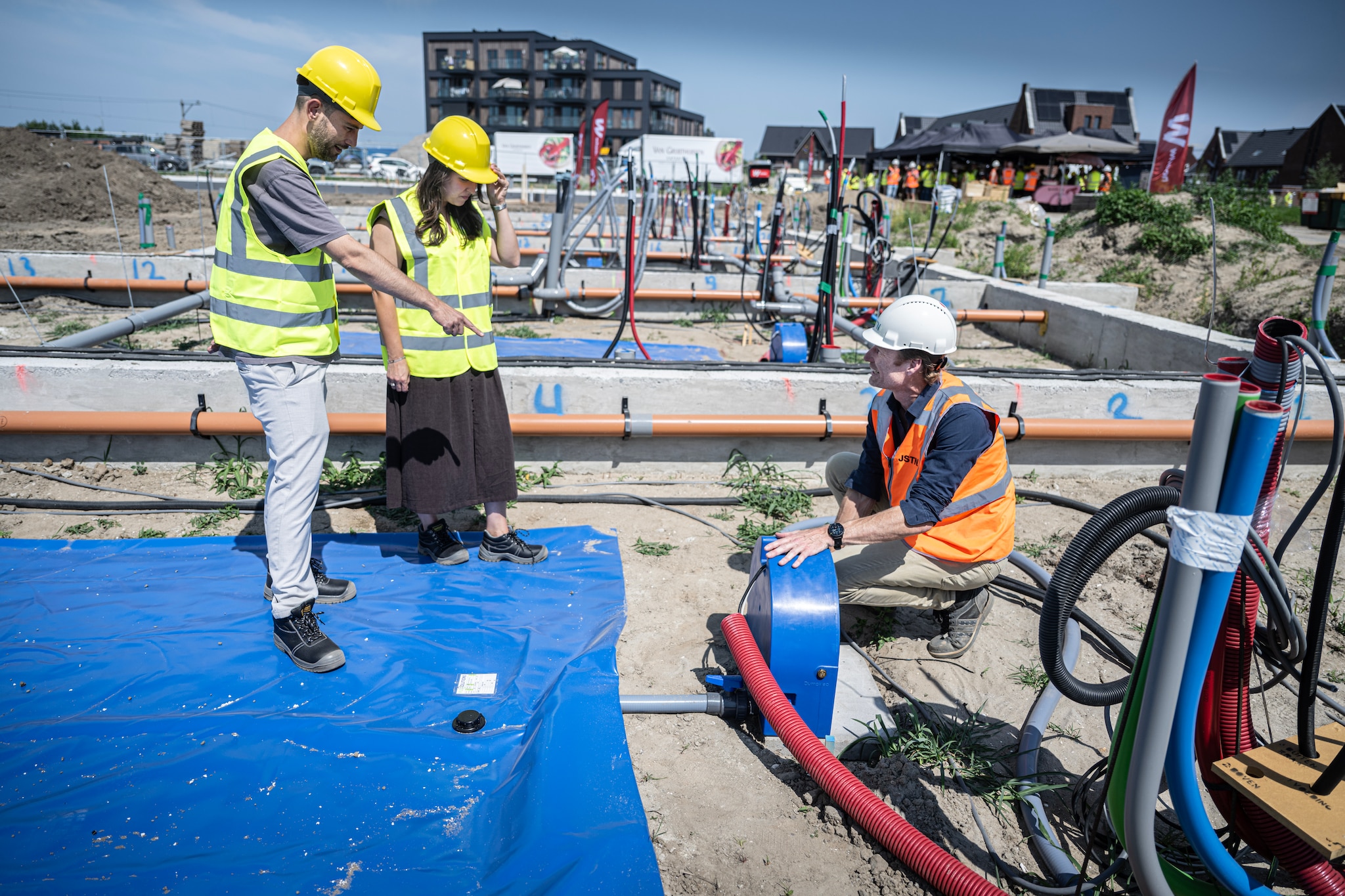 Kopers Roy en Demi Schild staan met bedenker Iwan Fransen bij de waterzak.