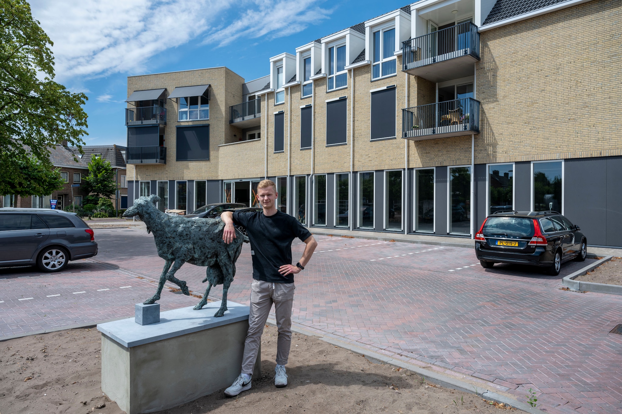 Waar nu de appartementen staan met de winkelruimte eronder, stond vroeger het gemeentehuis van Huijbergen.  Foto: Pix4Profs/Tonny Presser