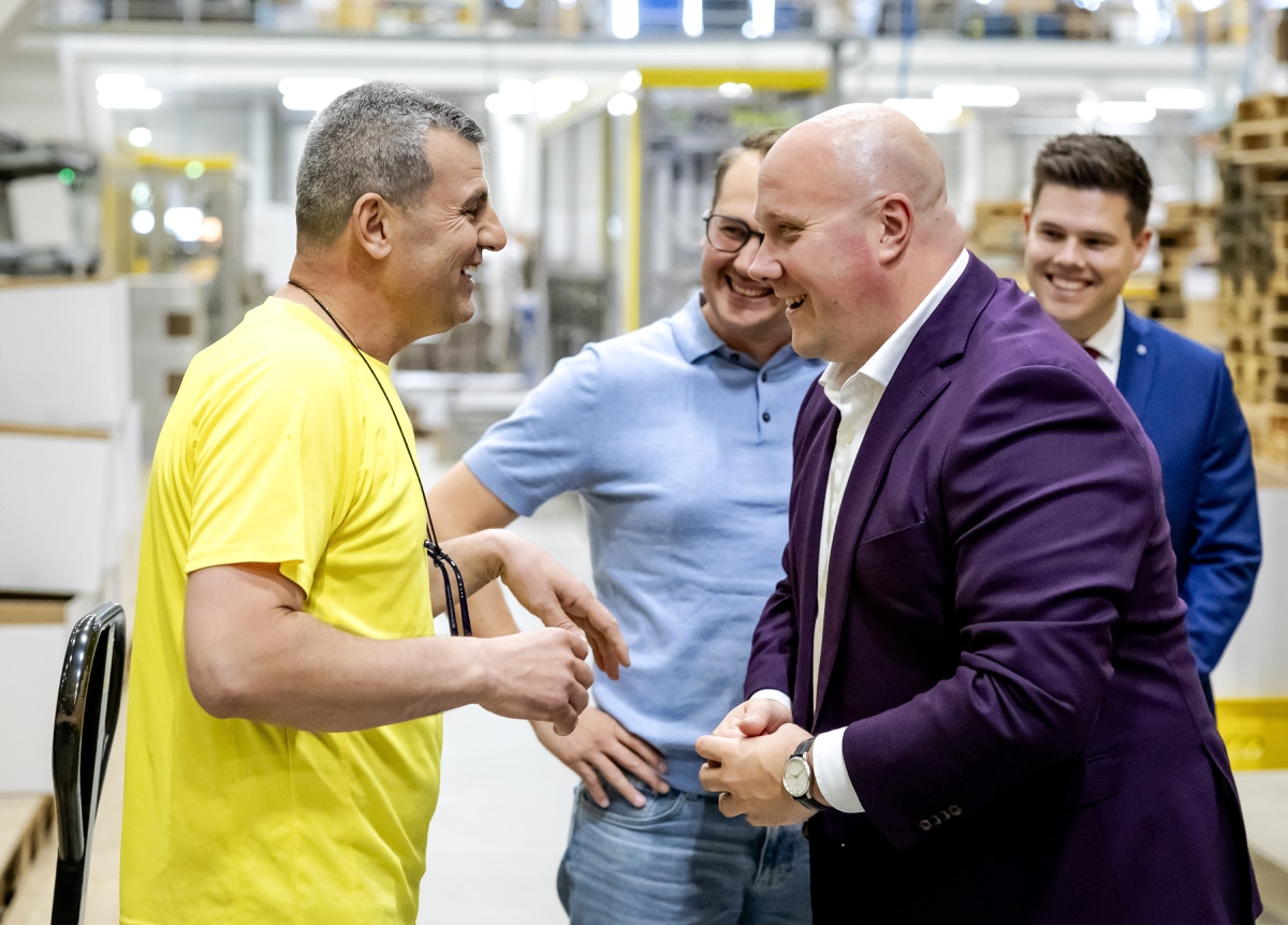 Minister Thierry Aartsen (r) van Werk en Participatie tijdens een werkbezoek.