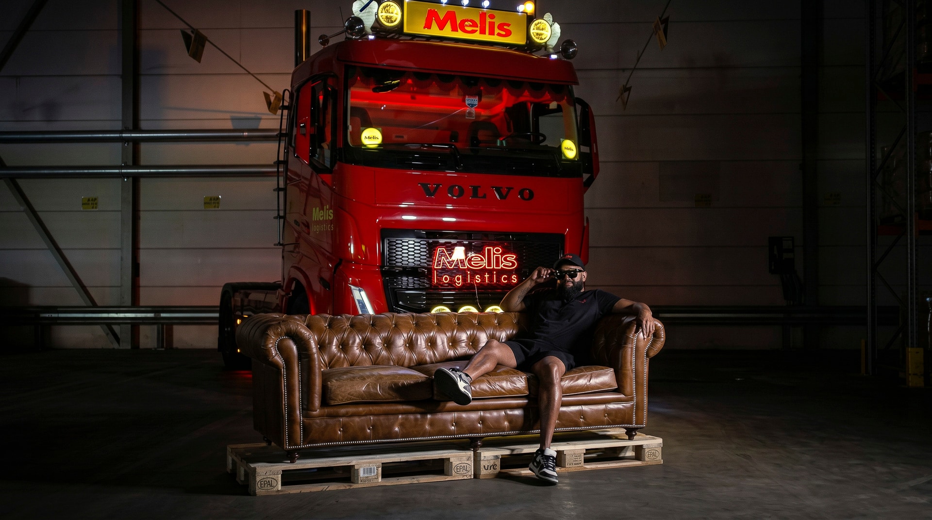‘MC Melis’ is eigenlijk Jelermo, een vrachtwagenchauffeur die al zeven jaar voor Melis Logistics rijdt. Foto: Melis Logistics