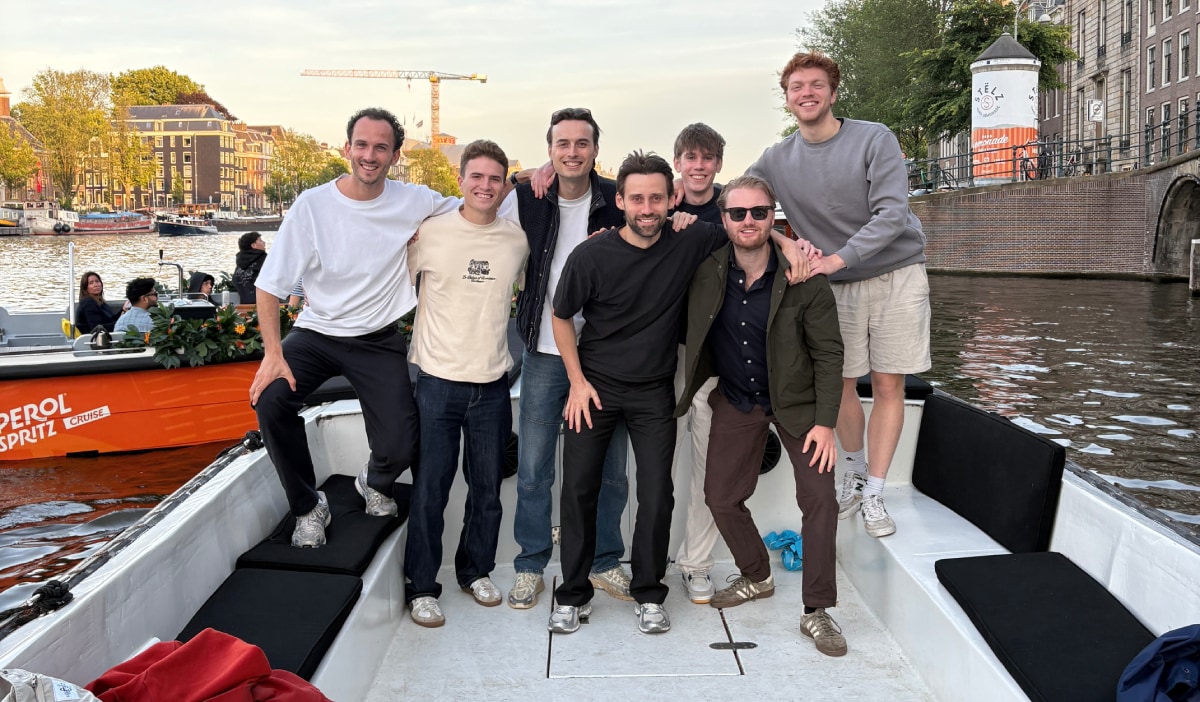 Het team van Minimal AI met oprichters Niek Hogenboom (midden achterin) en Titus Ex (vooraan links).