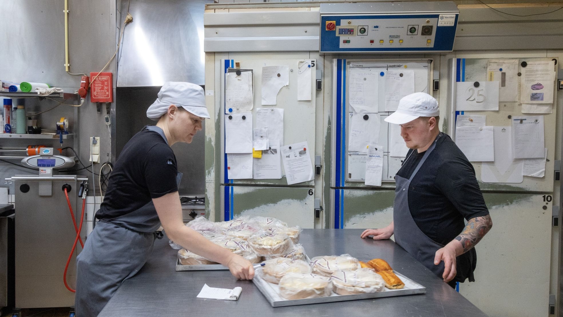 Twee bakkers aan het werk in de bakkerij. Foto: Ruud Voest