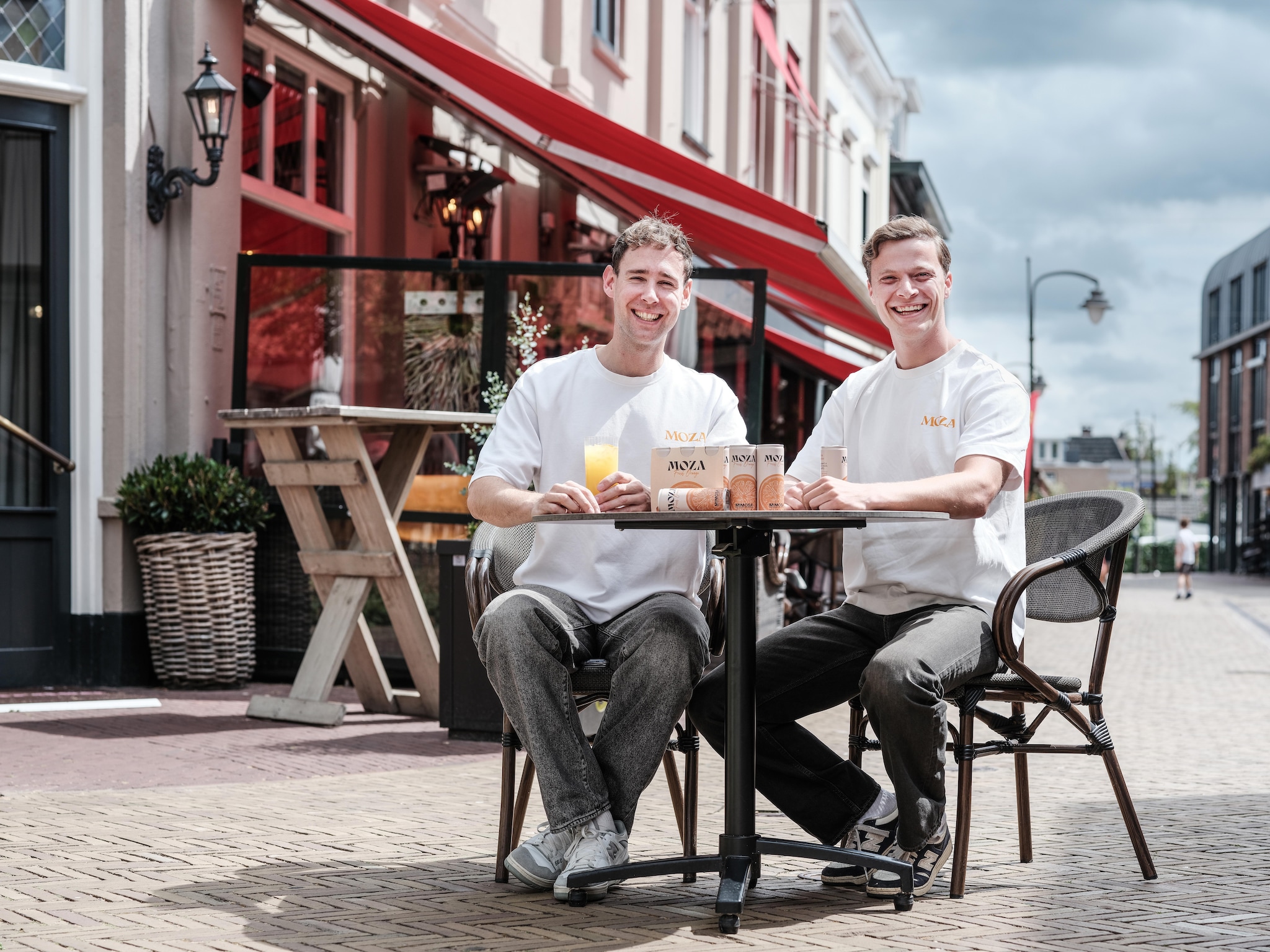 Lars Woordes (29) (links) en Itse Hillen (28) met hun drankje Moza bij café Het Weurden in Winterswijk.