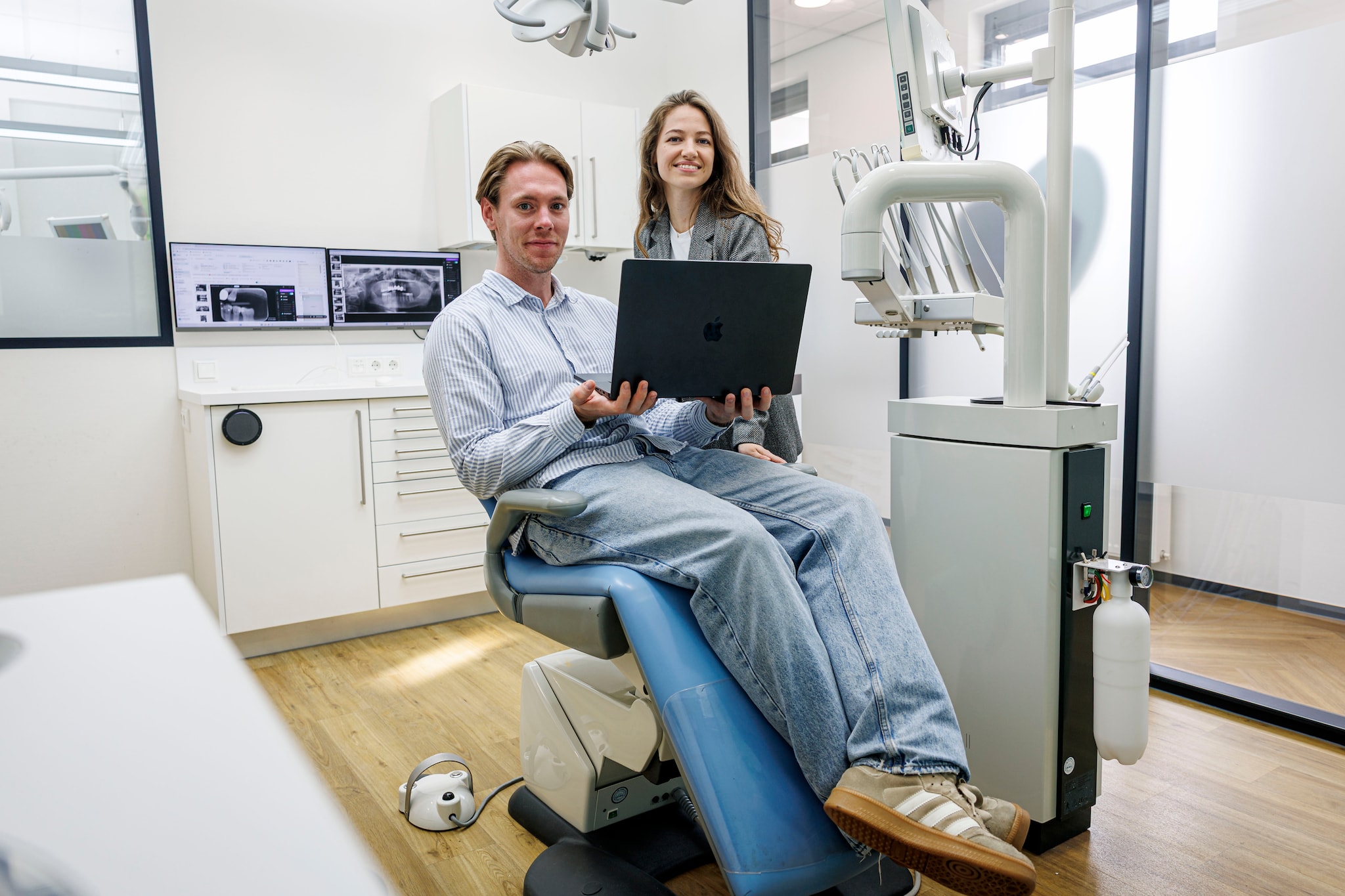 Met AI wordt in de tandartsstoel via een microfoon meegeluisterd, de behandelaar krijgt direct na afloop een verslag
