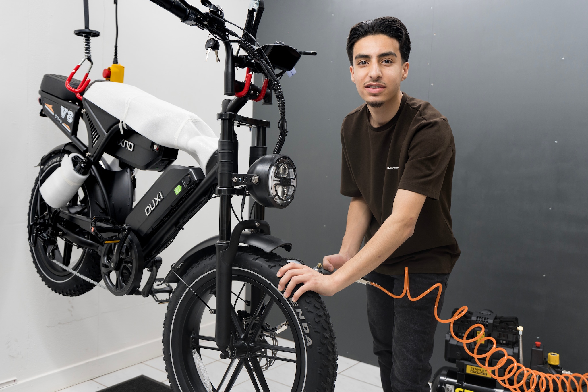 Rehan Hosseini (19) verkoopt en repareert fatbikes midden in de Bossche binnenstad.
