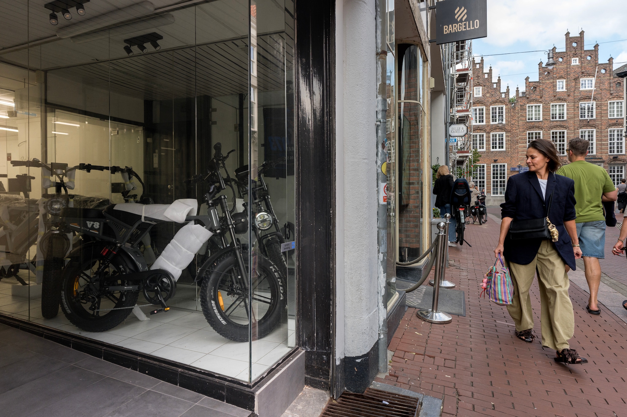 De winkel in de Bossche binnenstad trekt nieuwsgierige blikken door de fatbikes in de etalage. Foto: Marc Bolsius