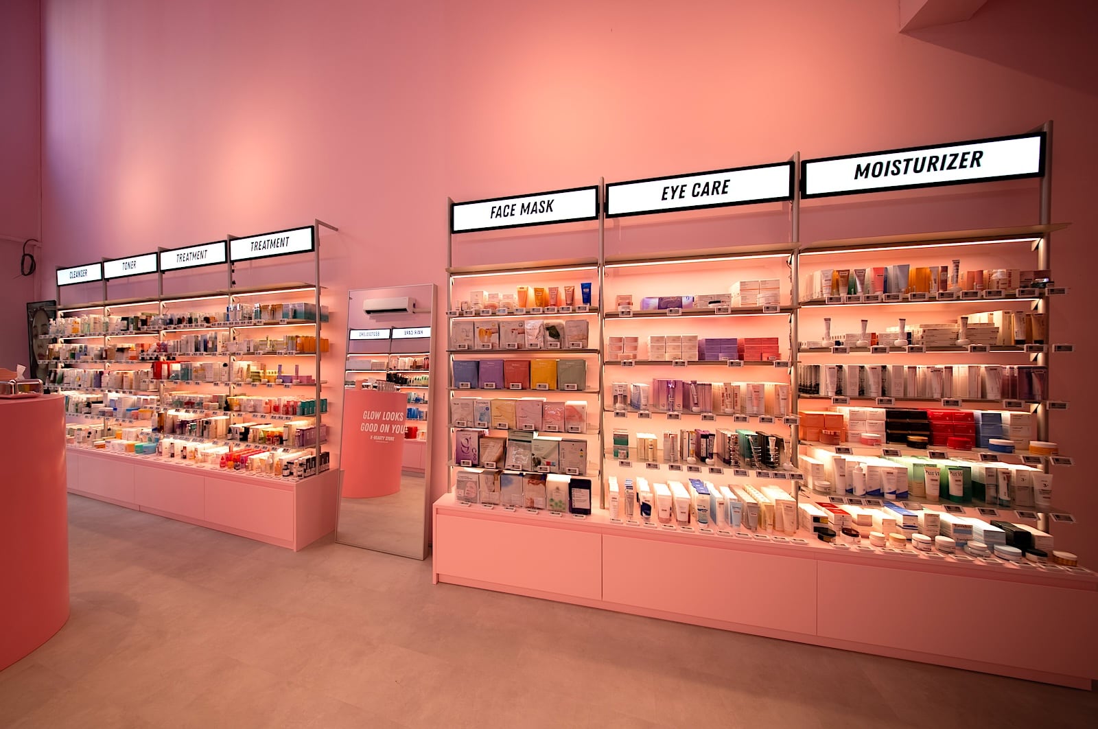 Schappen met Koreaanse huidverzorgingsproducten in de K-Beauty Store in Amsterdam. Foto: K-Beauty Store