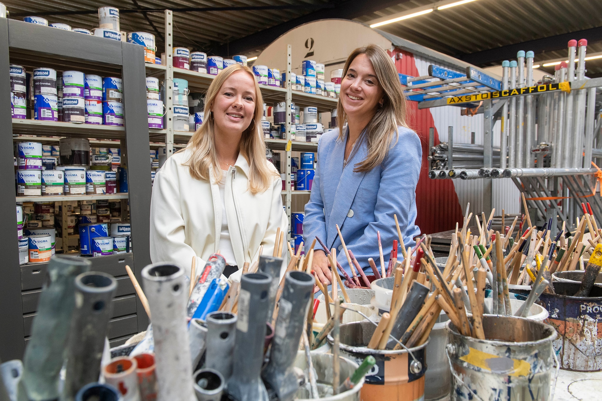 Sophie en Annemarie in de loods naast het bedrijf. Foto: Ron Magielse/Pix4Profs