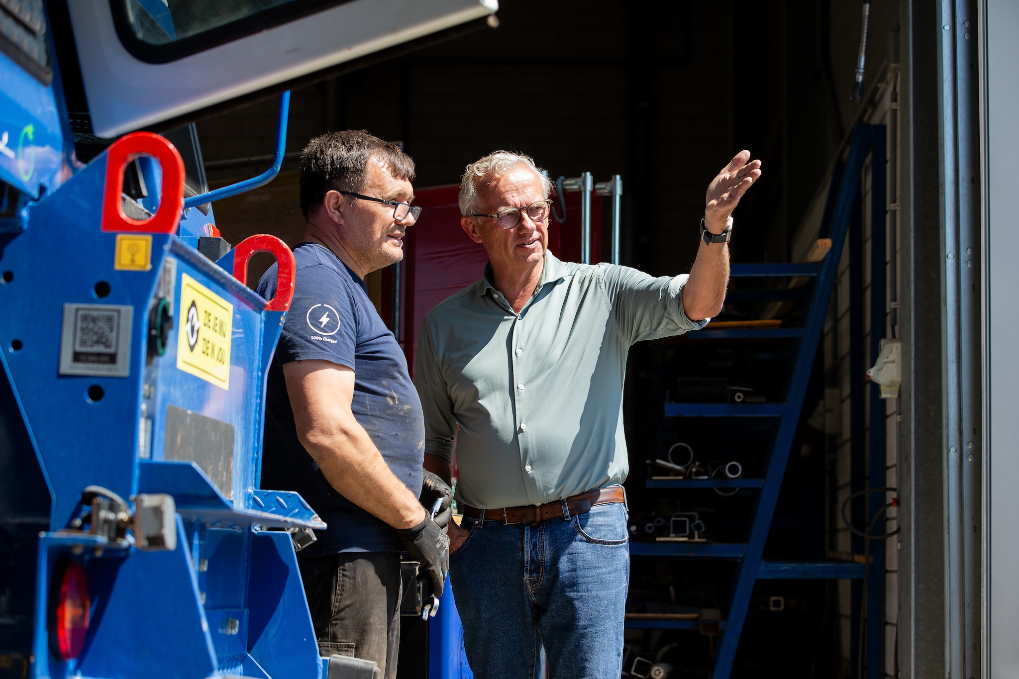 Directeur Wilfred Sleijffers in gesprek met één van de acht medewerkers van Green Road Equipment. Foto: David van Haren