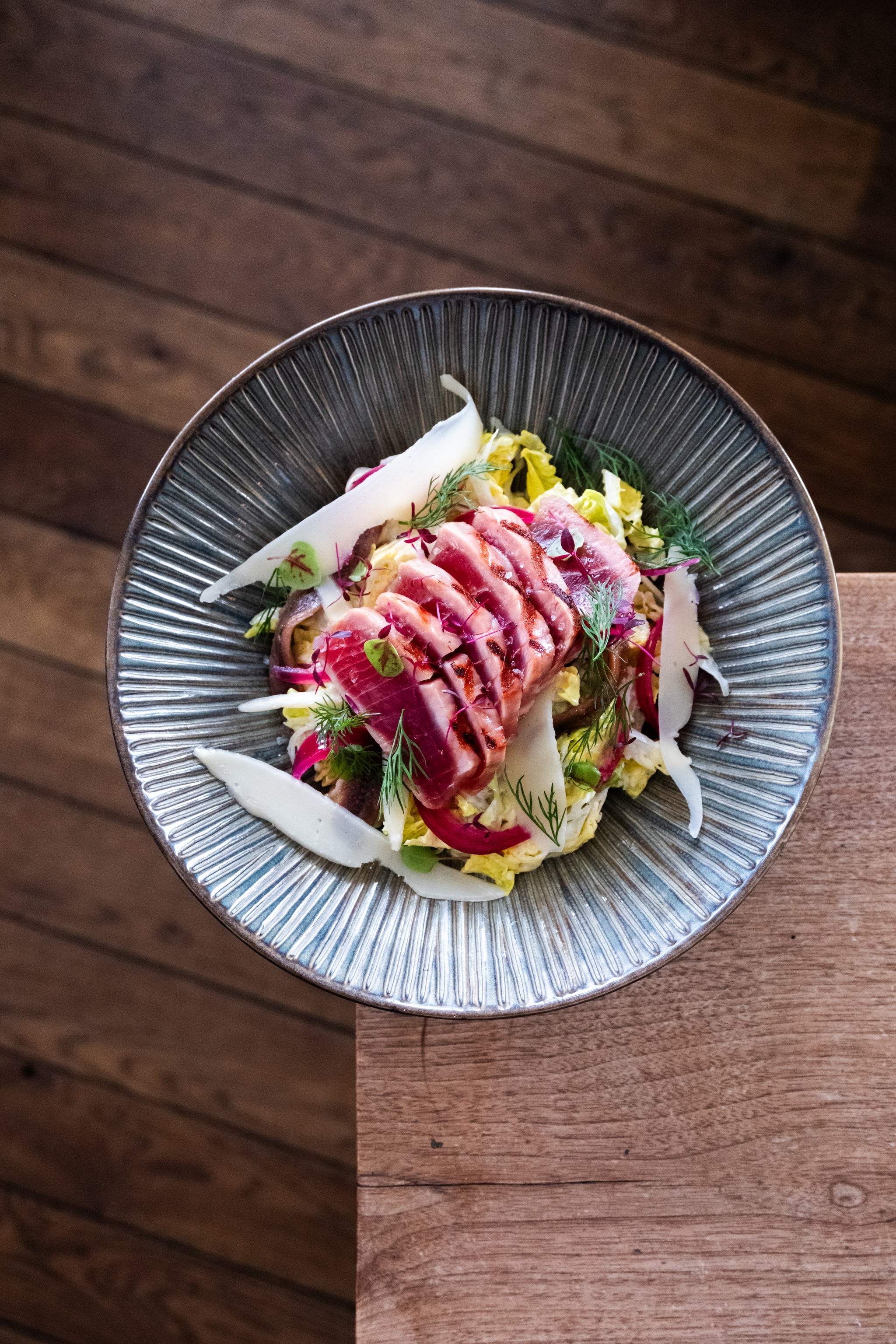Een mooi opgediend bord op de rand van een tafel is een populaire trend in de foodfotografie. Foto: Raven van der Bijl