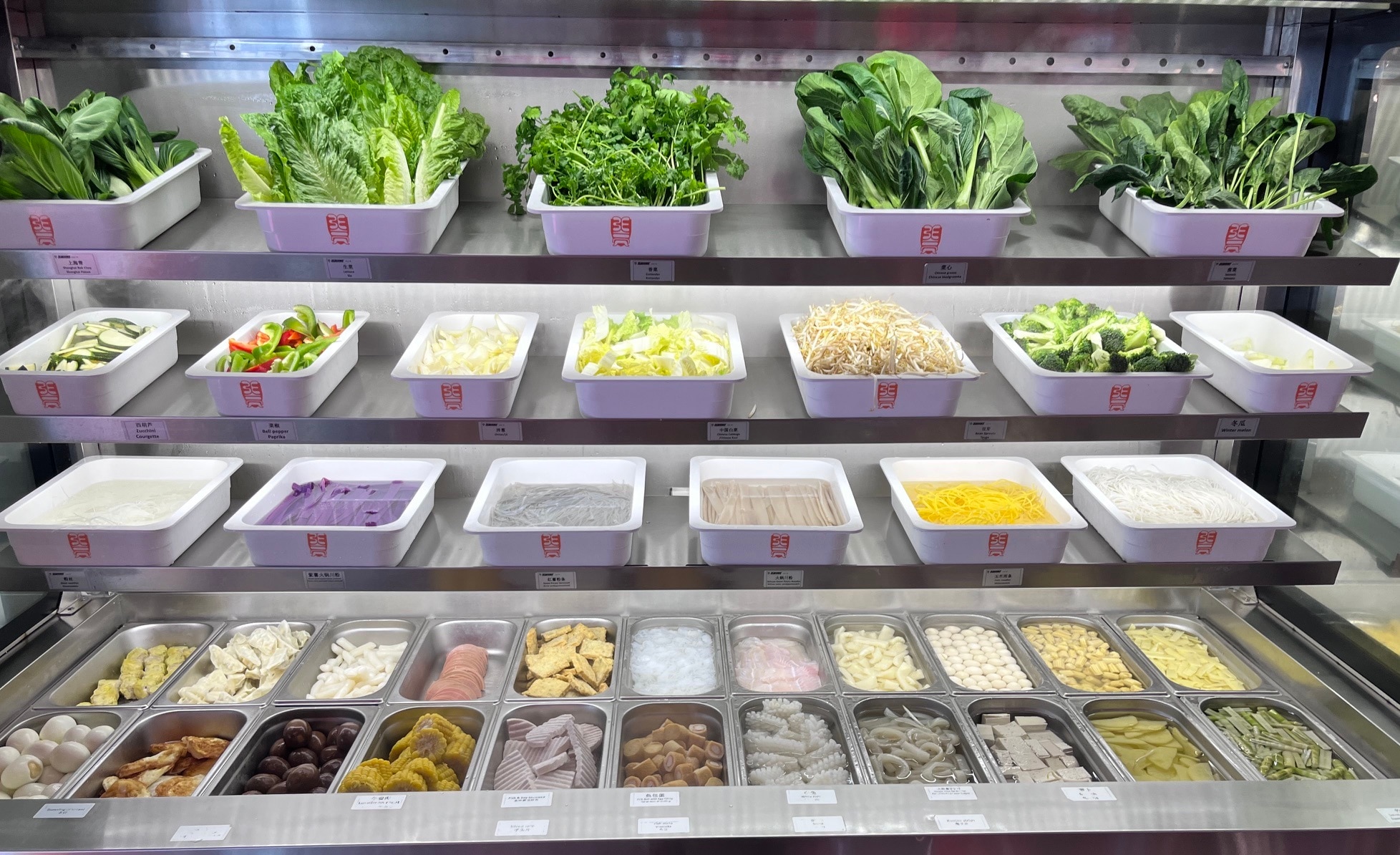 In de koelschappen liggen veel typisch Chinese ingrediënten voor in de soep. Foto: AD