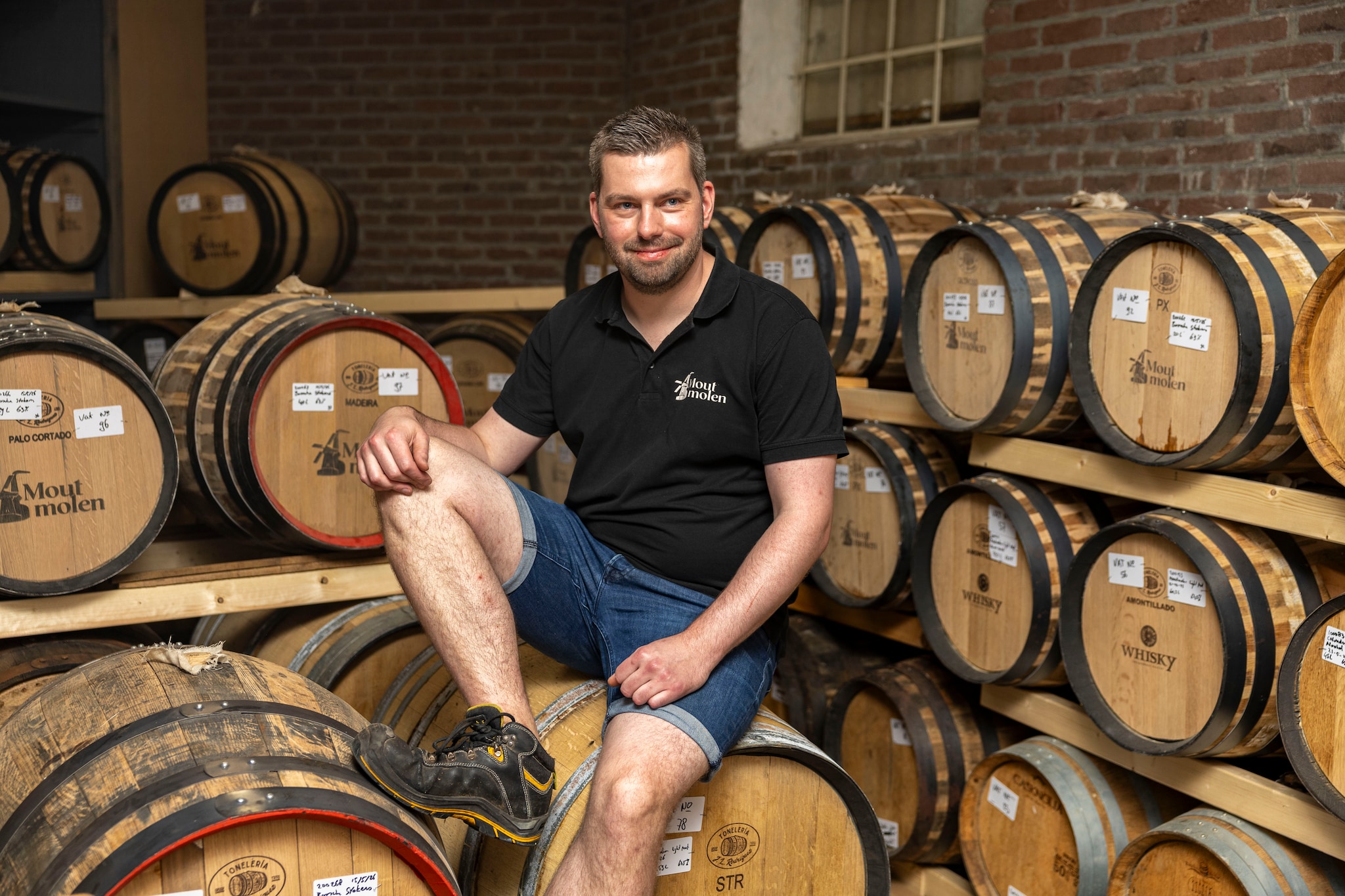 Jop Boer tussen de whiskyvaten van zijn distilleerderij in Budel-Schoot.