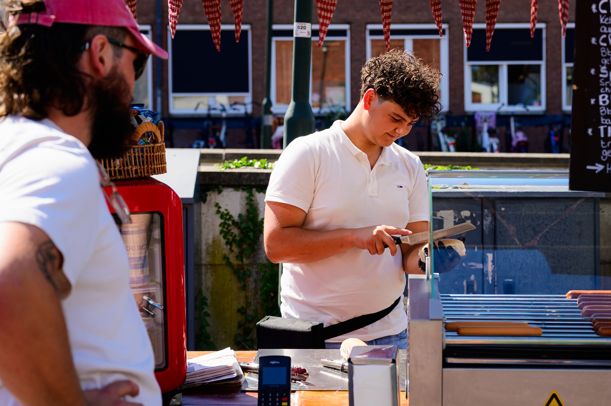 Matt verkoopt zijn hotdogs. Foto: Stefan Roelfsema