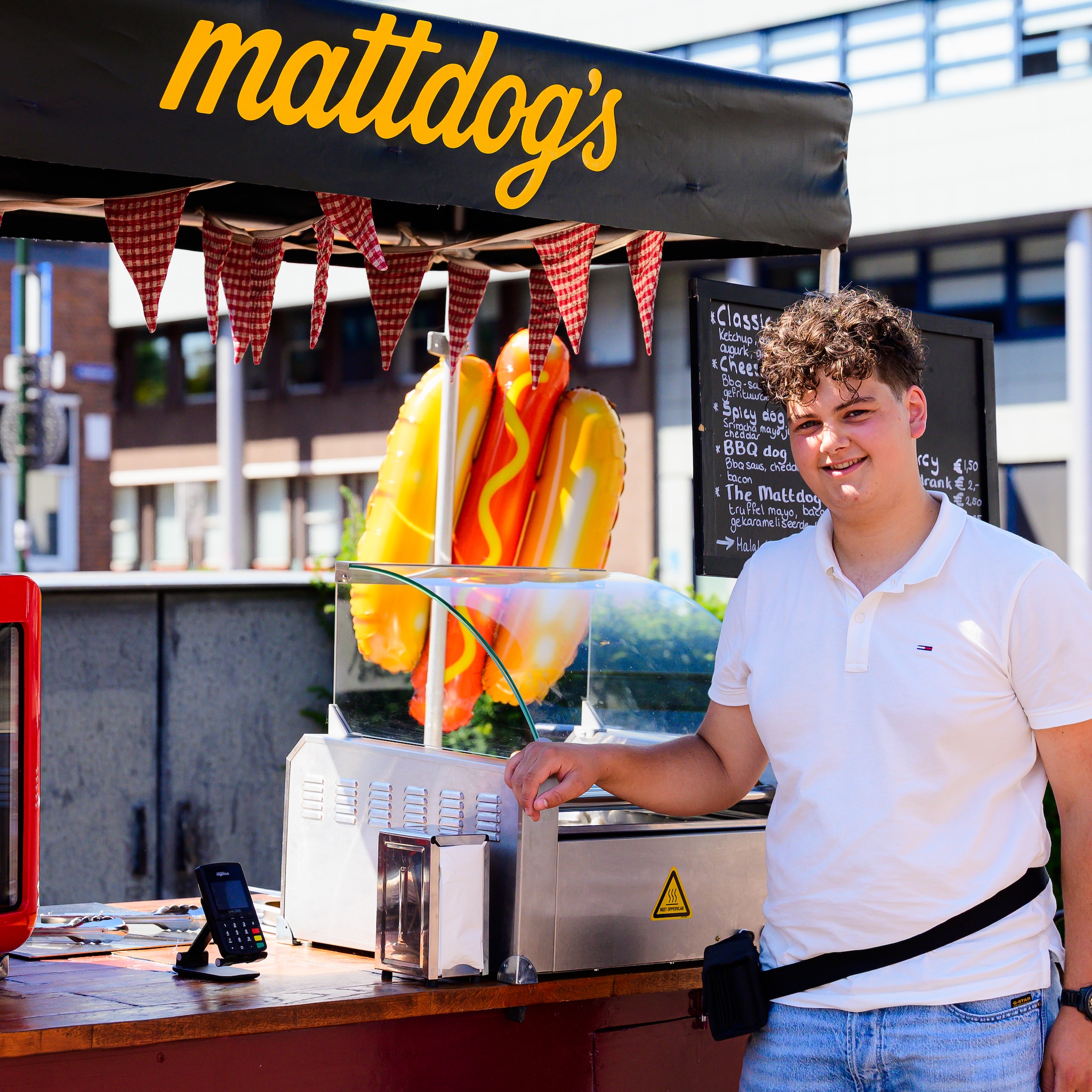 piepjonge ondernemer matt van veluw 17 hotdogs bakfiets
