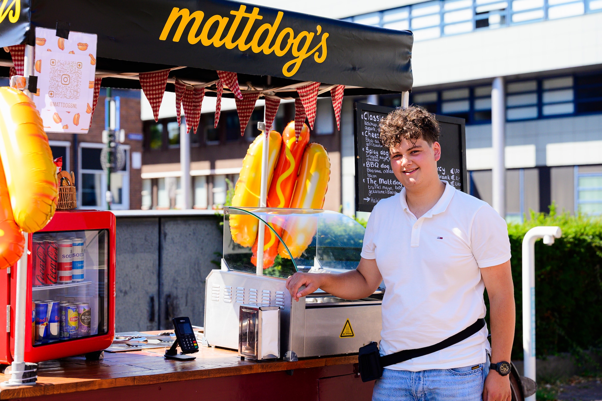 Matt (17) verkoopt hotdogs in zijn gepimpte hotdogbakfiets.