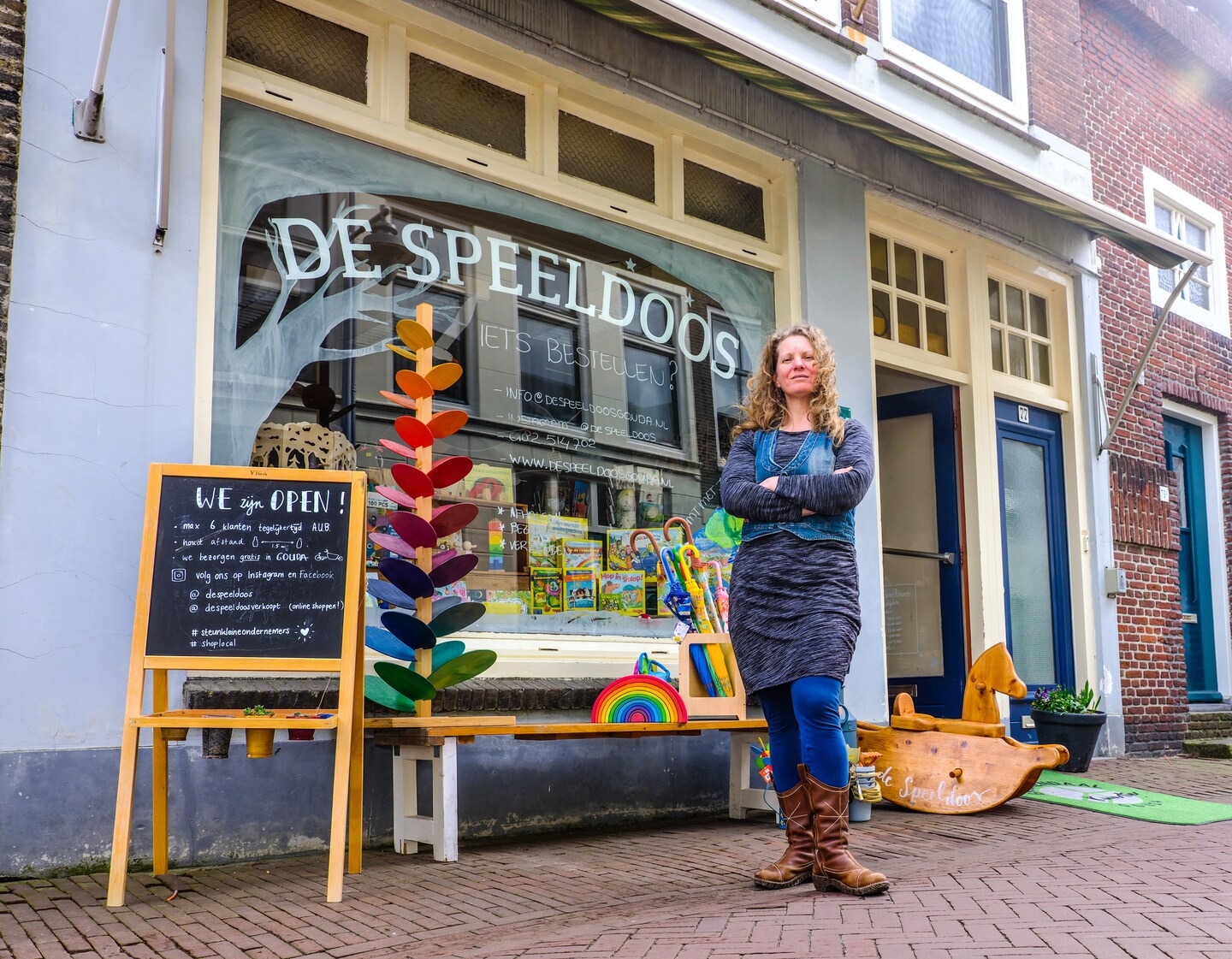 Cindy de Jager staat voor haar speelgoedwinkel. Deze zomer sluit ze deze omdat kopers de financiering niet rond kregen. De Speeldoos