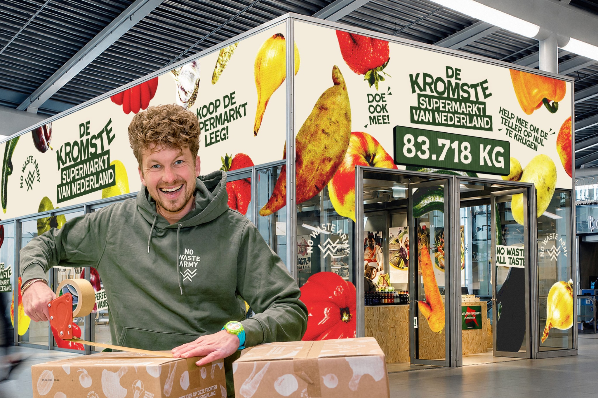 Thibaud van der Steen met achter hem de pop-upsupermarkt van No Waste Army op Utrecht Centraal.