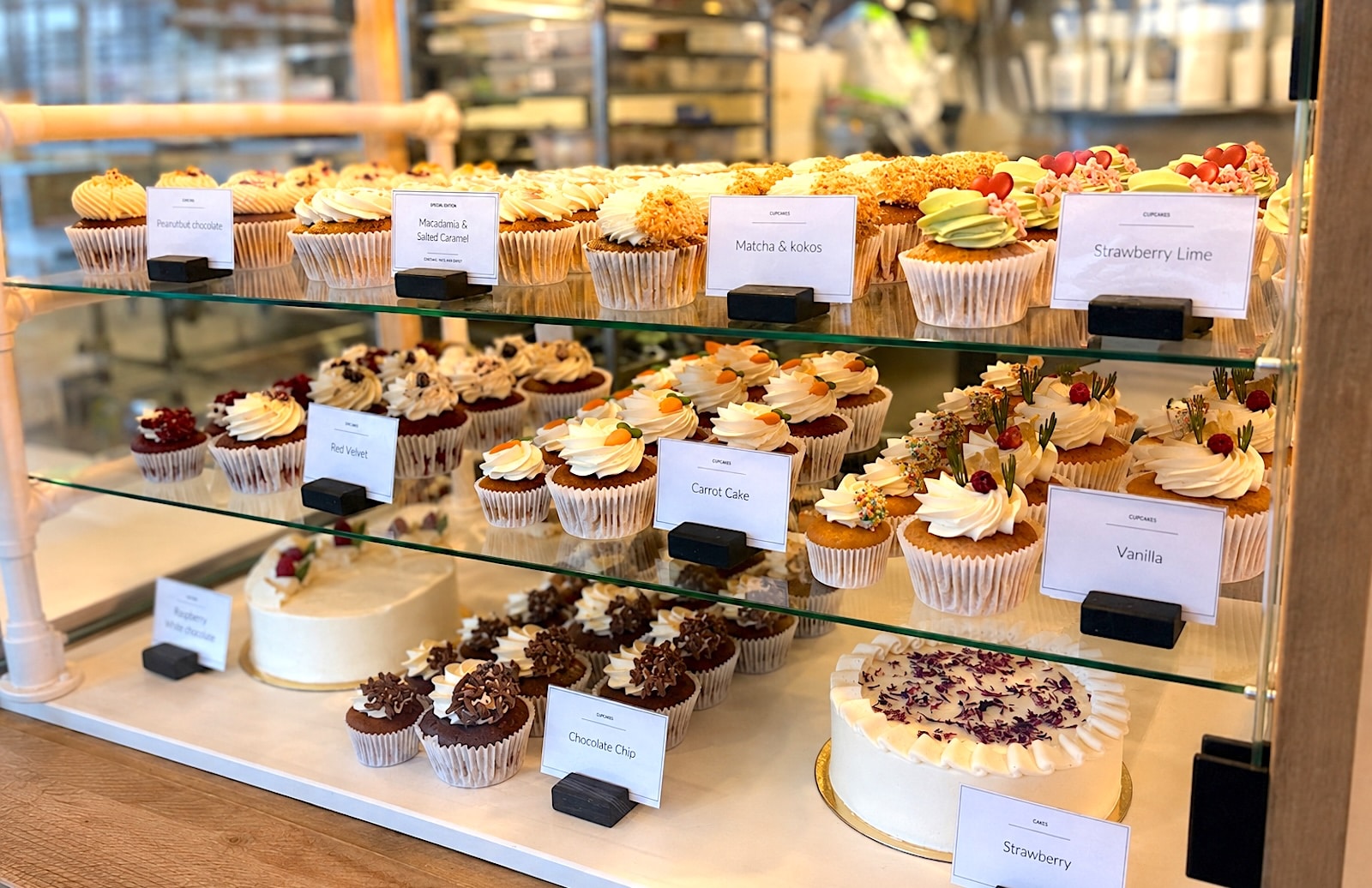 Vitrine van Amsterdam Cupcake Company met verschillende soorten cupcakes en taarten. Amsterdam Cupcake Factory | Vitrine van Amsterdam Cupcake Company met verschillende soorten cupcakes en taarten