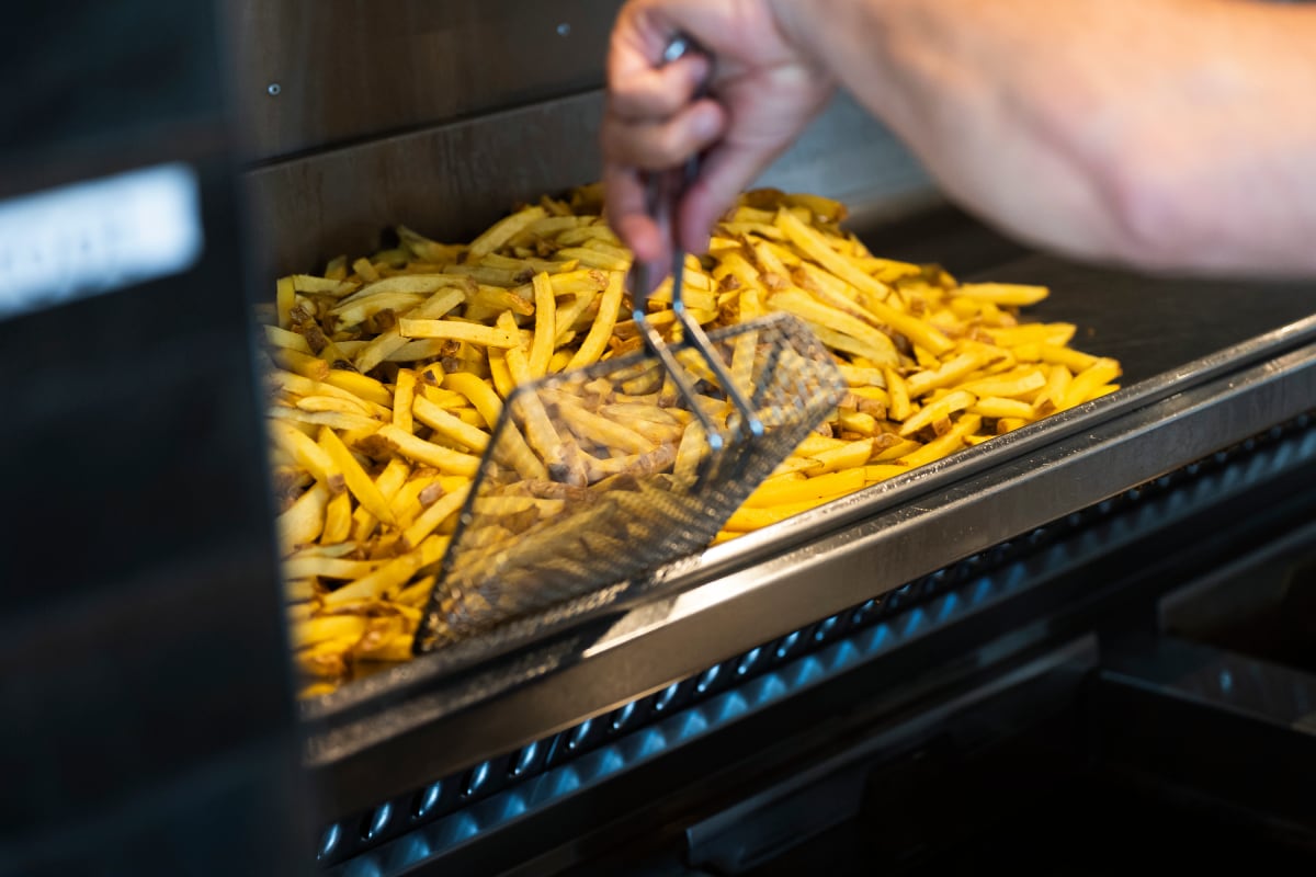 Goede friet bakken lijkt eenvoudig, maar is het niet.  Foto: Jeroen Jumelet