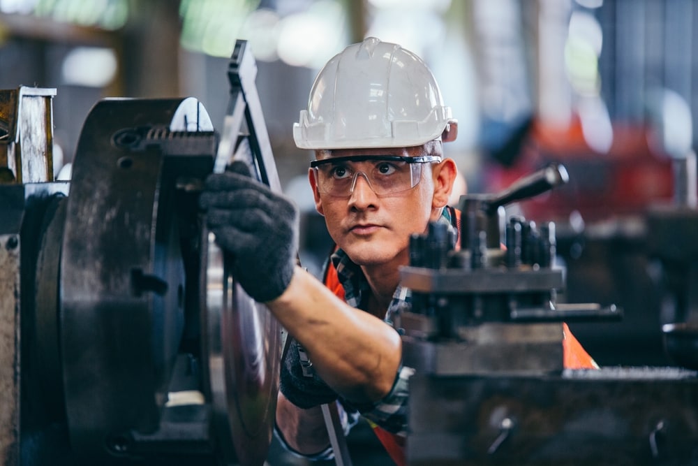 In de maakindustrie wordt steeds vaker een batterij gebruikt, zodat bankwerkers en lassers door kunnen werken als er teveel vermogen wordt gevraagd.