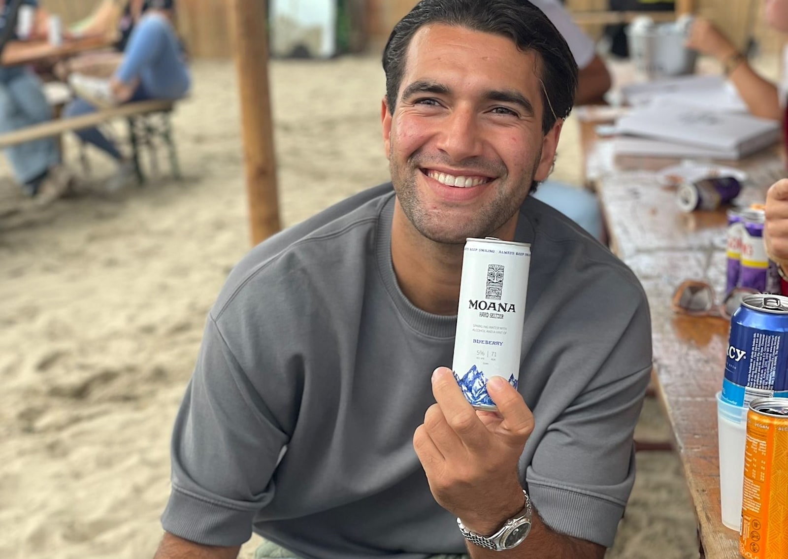 Justin Mulder met een blikje Moana Hard Seltzer.