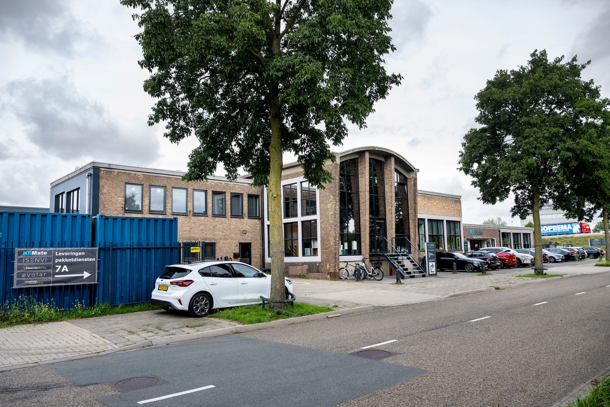 Het kantoor met showroom van Evolar aan de Mercuriusstraat in Nijmegen; ook Gloeilampgoedkoop, Meerdanlicht, Isenvi en Klimate zijn er gevestigd. Foto: Bert Beelen