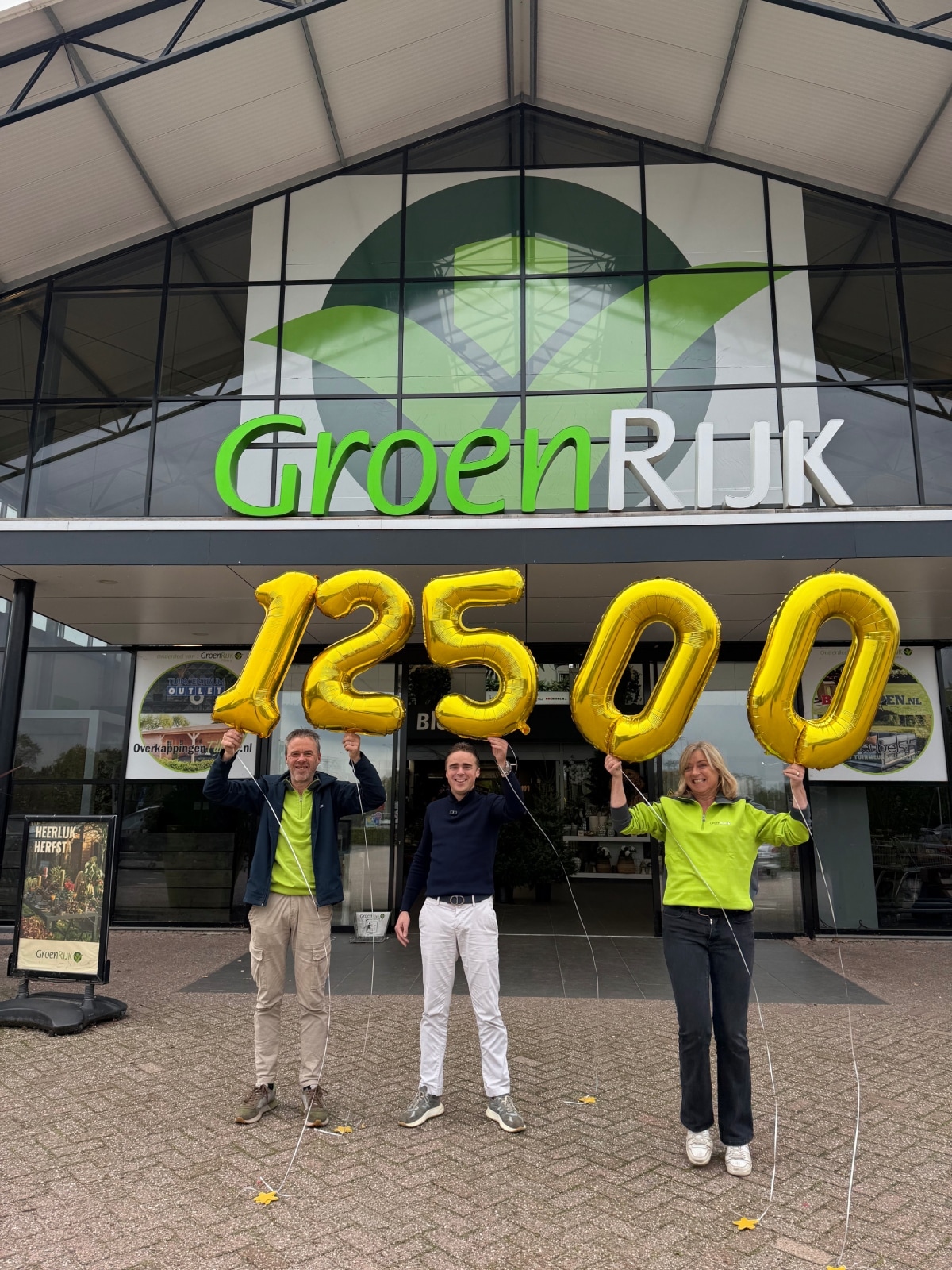Ondernemer Luc, voor de winkel van zijn ouders. Foto: eigen beeld