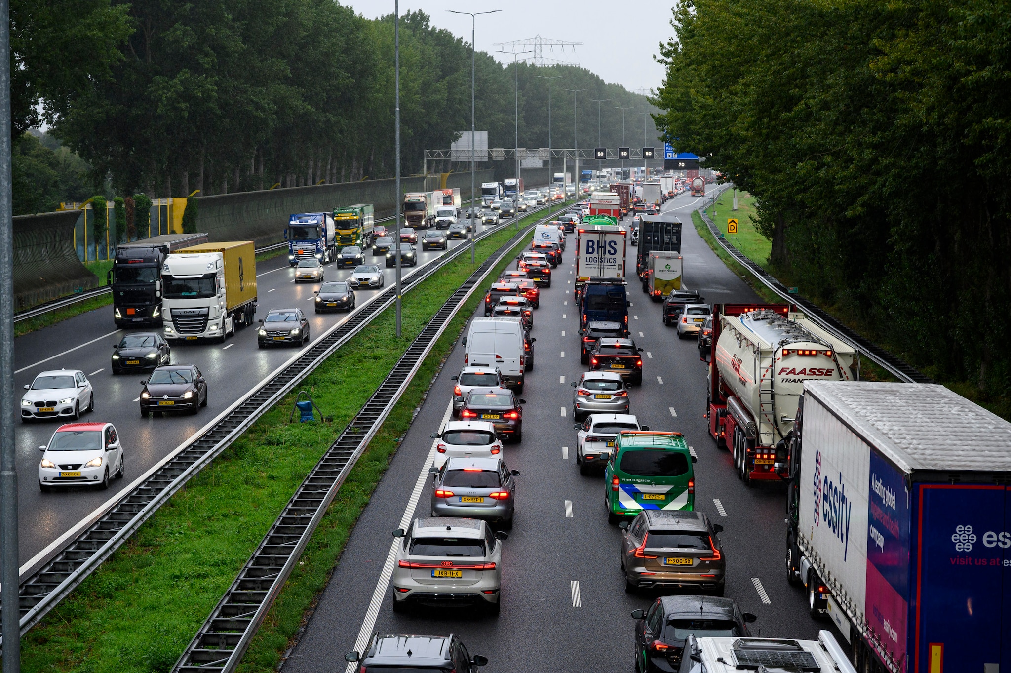Drukte op de A15 door afgesloten bruggen.