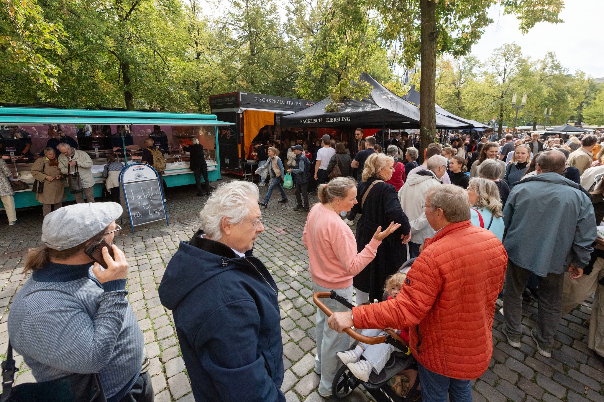 In de rij op de Domplatz in Münster voor een visje van De Jong.  Foto: Frans Nikkels