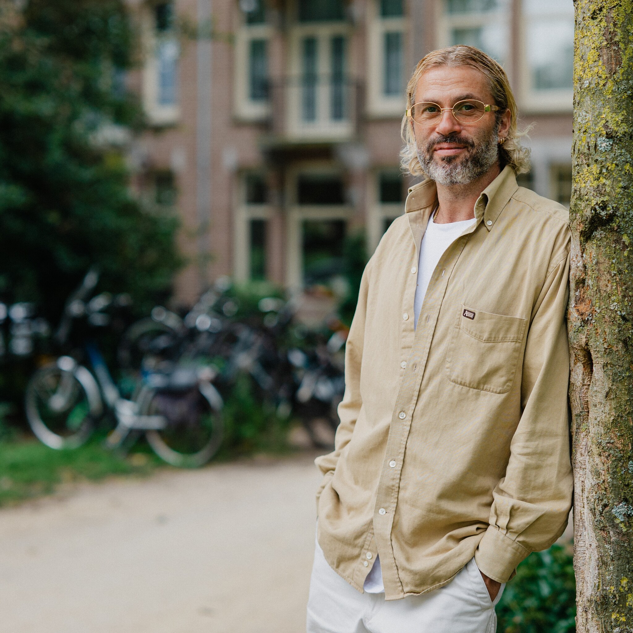 tom 43 verkocht zijn evenementenbureau en had ineens geld op de bank toen begon de geldstress