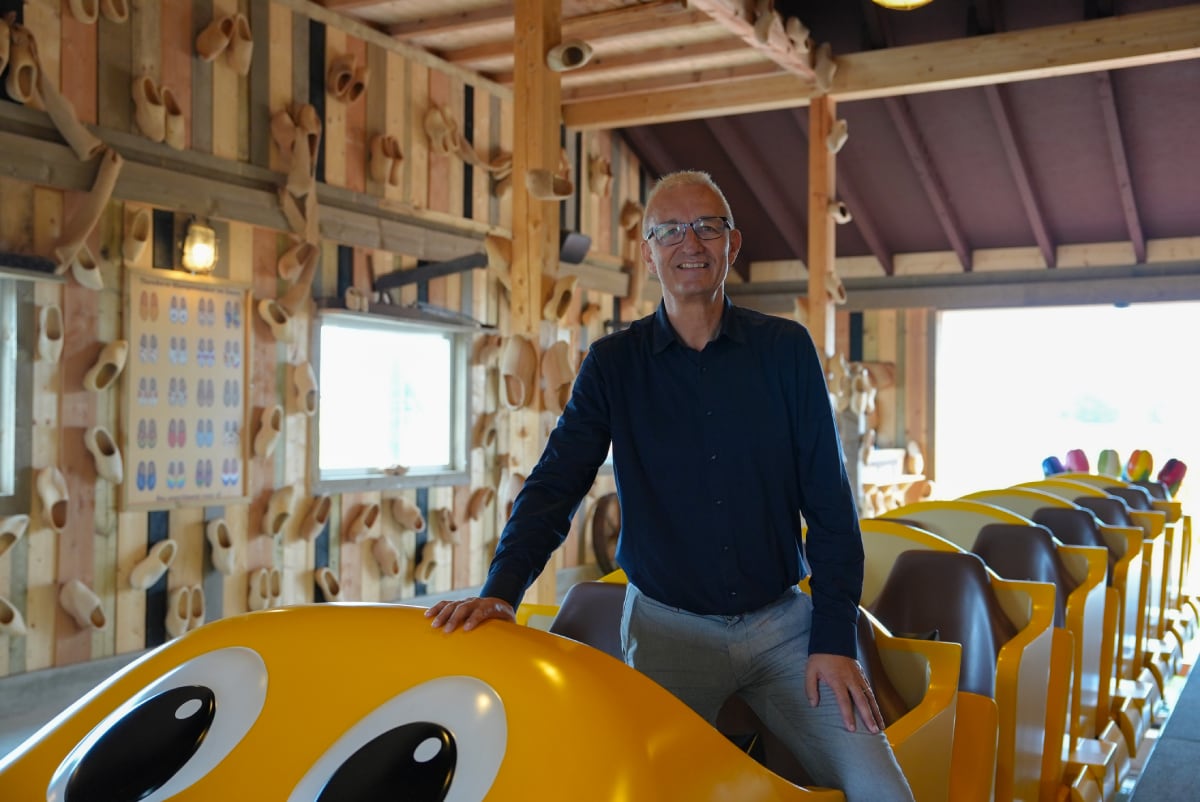 Theo Roelofs bij zijn achtbaan Klompie. Foto: Lisan Vugts