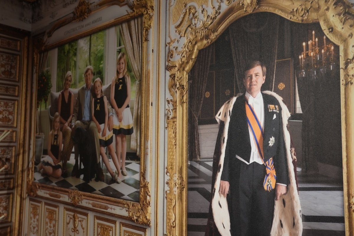 In de koningskamer hangen ‘oude’ foto’s van koning Willem-Alexander, Máxima en de kinderen. Foto: Lisan Vugts