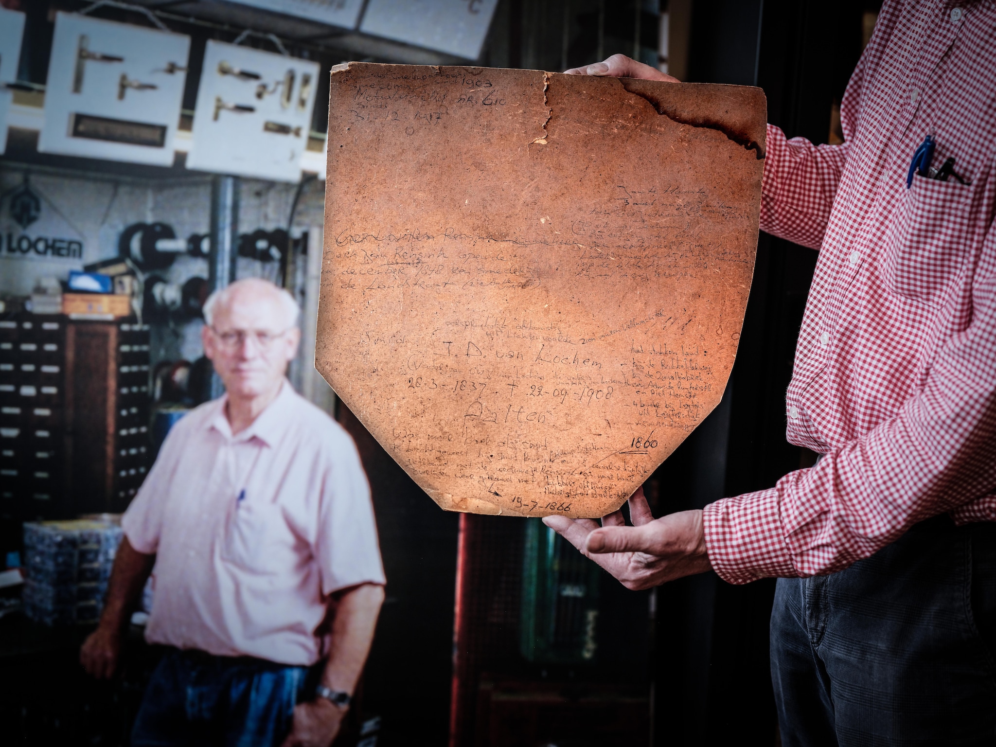 166 jaar oude papieren, familiestuk van de stichter. Er naast een portret van Jaap zijn vader, die tot zijn 80ste in de zaak werkte. Hij heeft ook de klokkentoren van de Zuiderkerk in Aalten gemaakt. Foto: Jan Ruland van den Brink