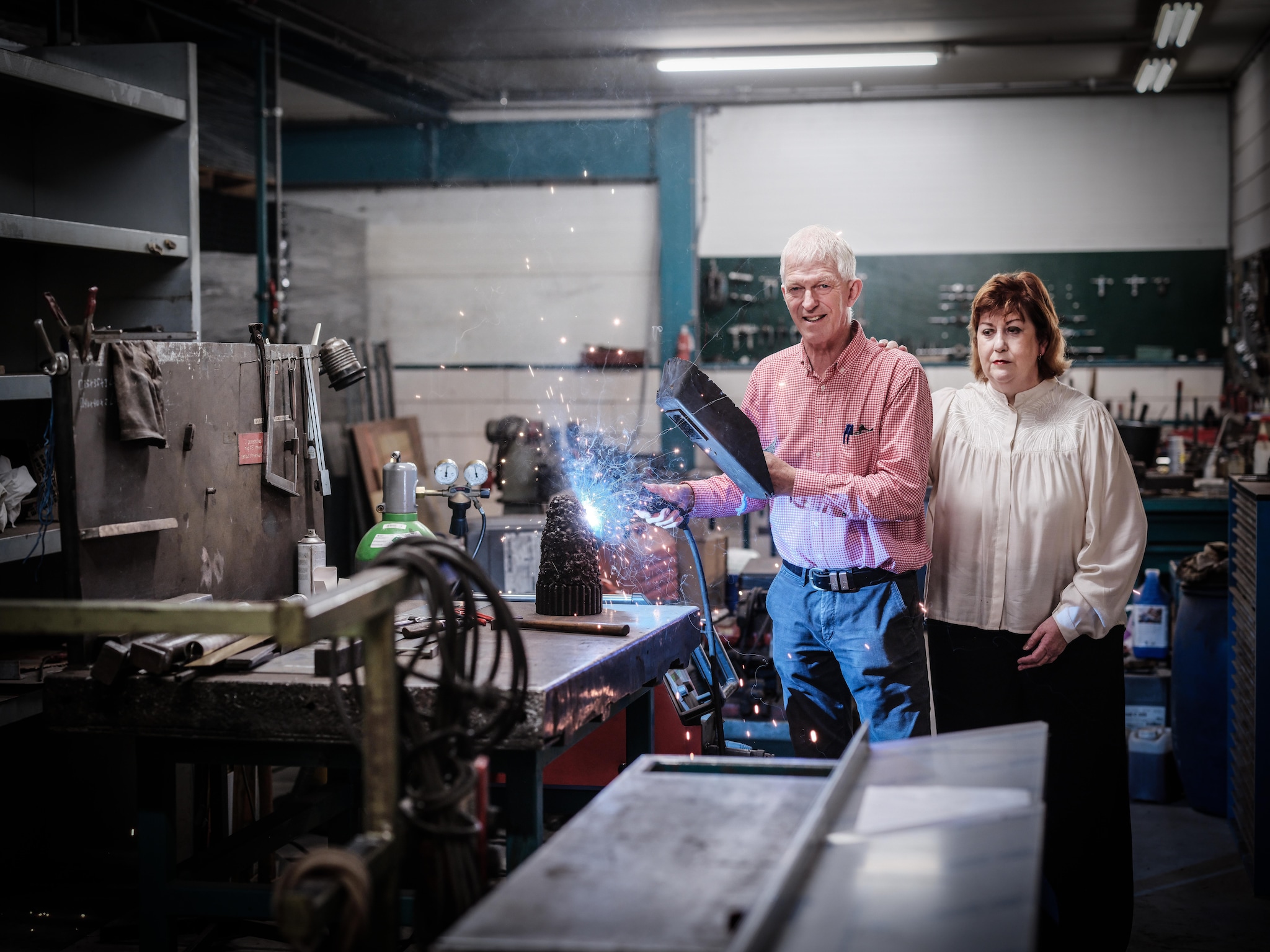 Jaap (68) en Teresa (65) van Lochem, in hun gelijknamige zaak ‘Smid Van Lochem’.