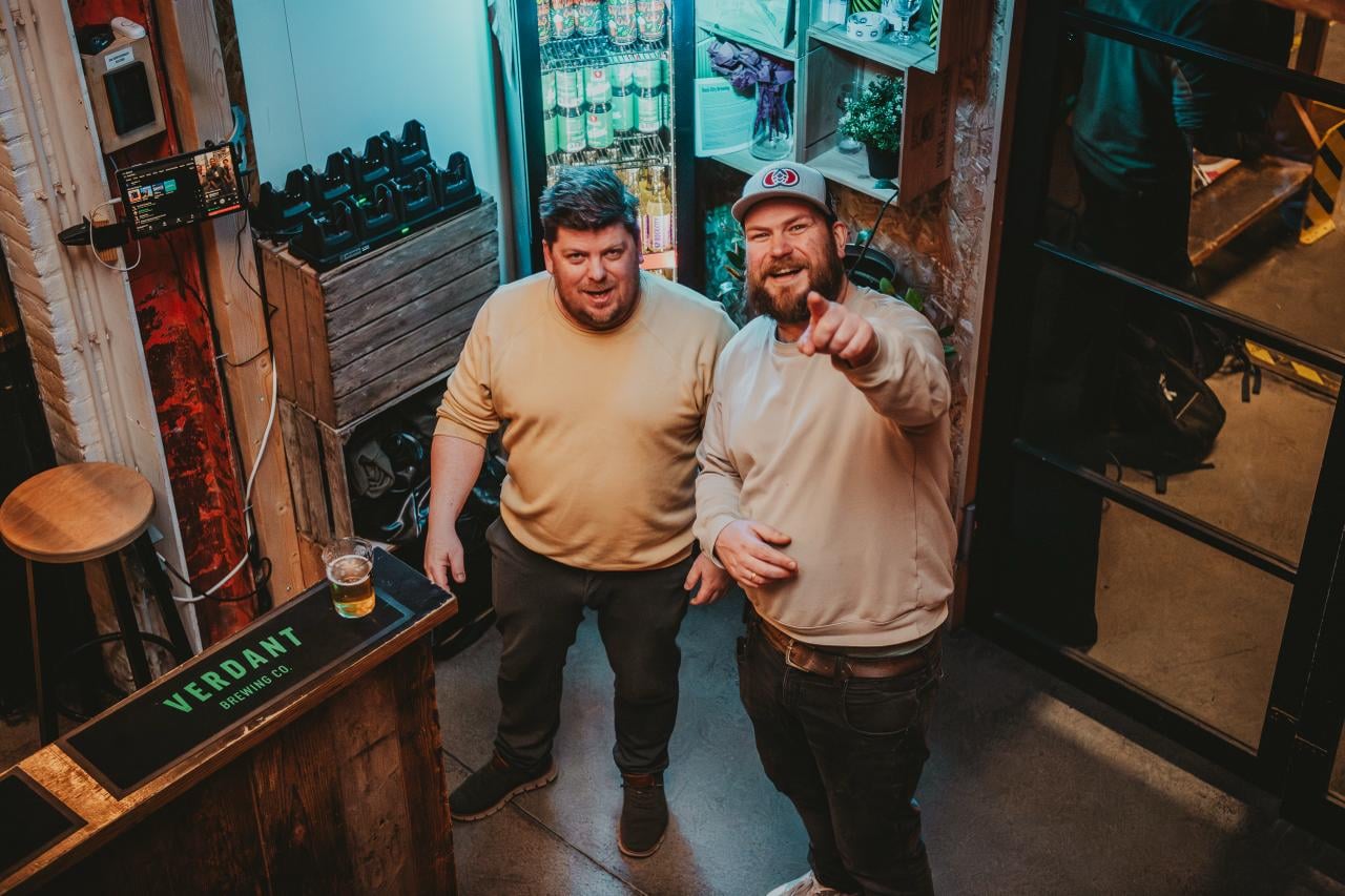 Koen Overeem (rechts) op de foto met zijn broer, samen runnen ze het familiebedrijf.