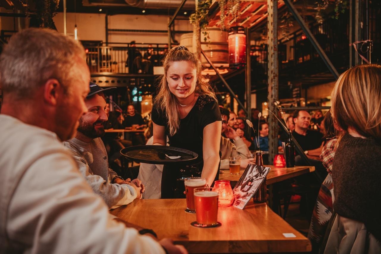 Een biertje drinken bij Rock City Brewing.  Foto: Koen Overeem