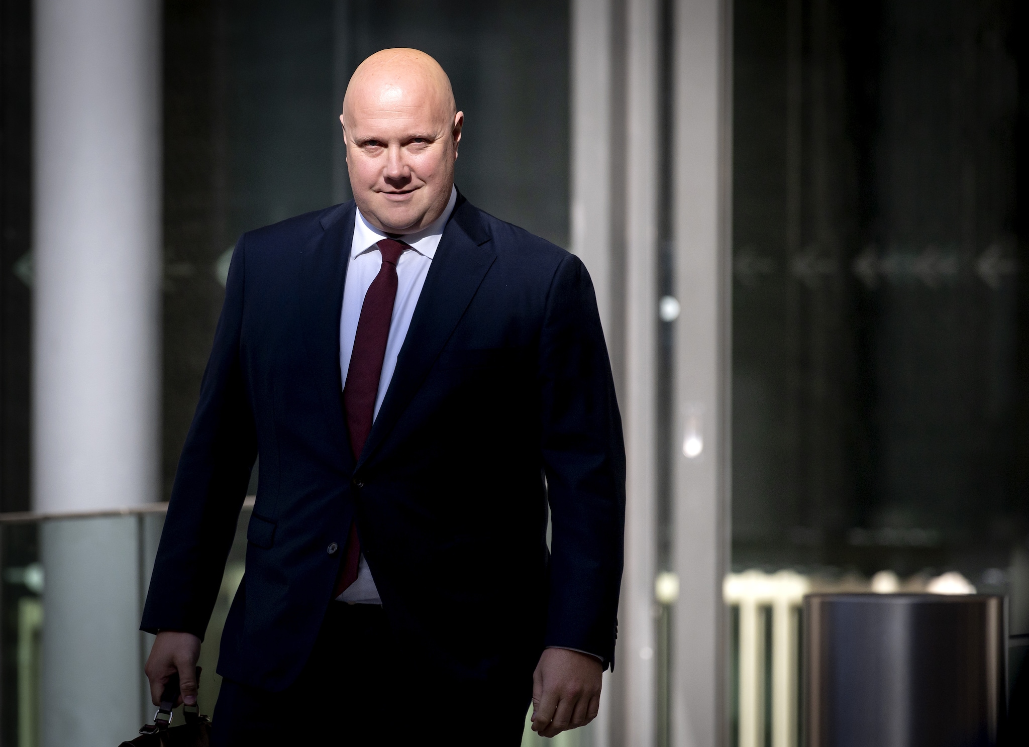 Thierry Aartsen, minister van Werk en Participatie, komt aan voor de ministerraad op het ministerie van Algemene Zaken.