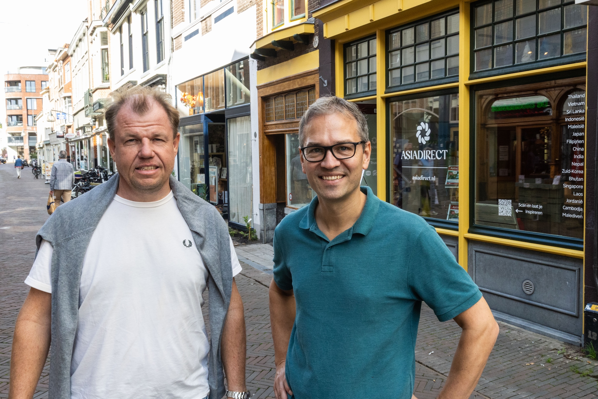 Rutger Olthoff (links) en Tim Knipping voor hun nieuwe reisbureau in Deventer.
