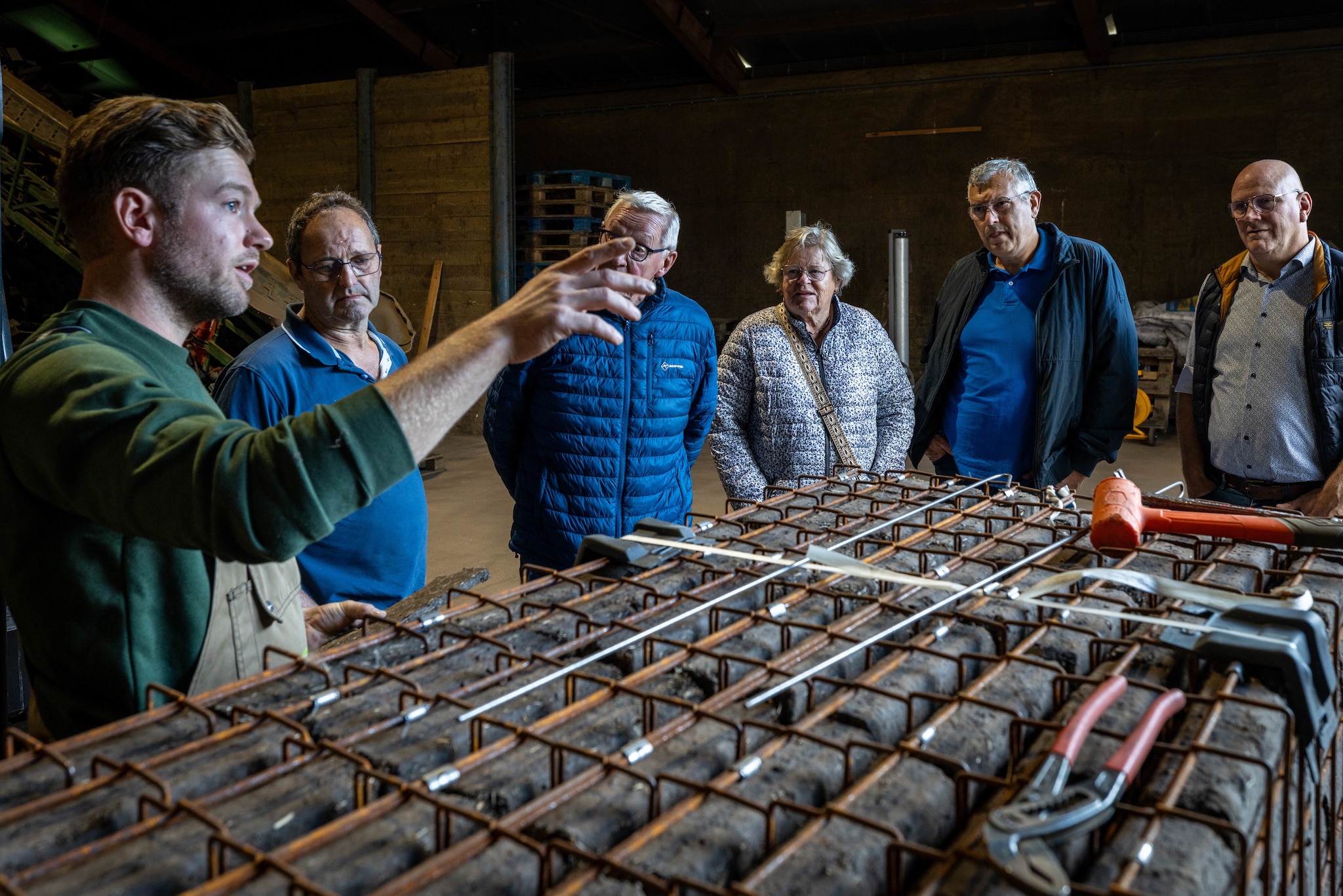 Teun Voets leidt bezoekers rond in het bedrijf. ‘Wat wij hier doen is bepaald geen geautomatiseerd fabriekswerk.’ Foto: Wilbert Bijzitter