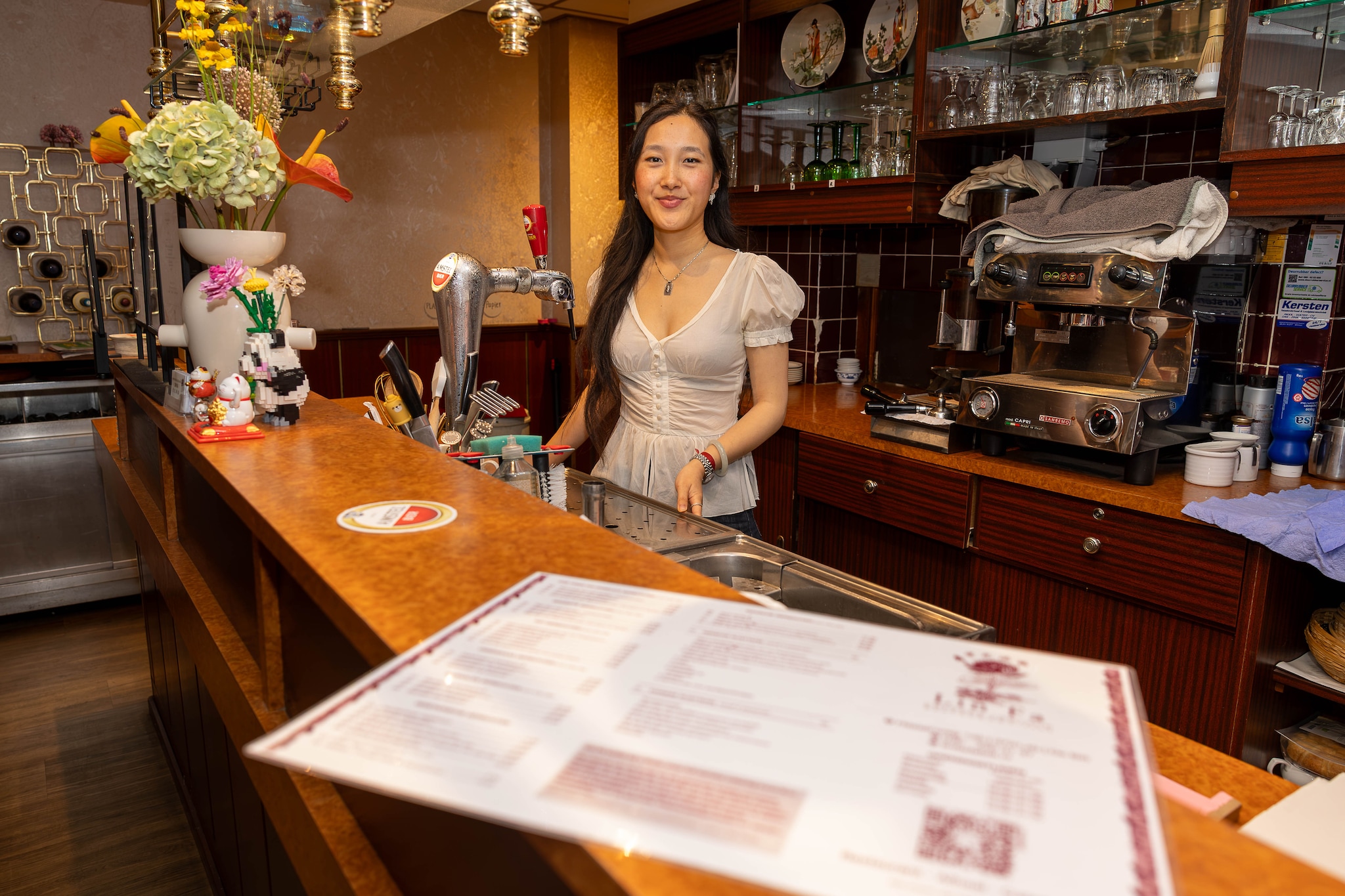 Chinees-Indisch restaurant Lin Fa is al 63 jaar een vaste waarde in De Bilt. Debby Chong legt uit hoe het familiebedrijf dat voor elkaar krijgt. Foto: Menno Bausch Fotografie