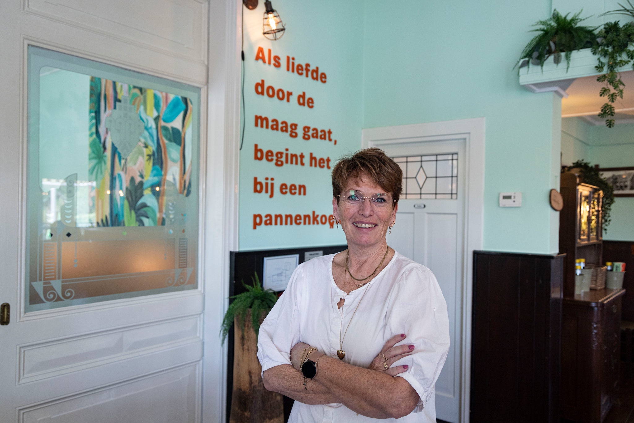 Judith Nachtegaal binnen bij pannenkoekenrestaurant De Stroper.
