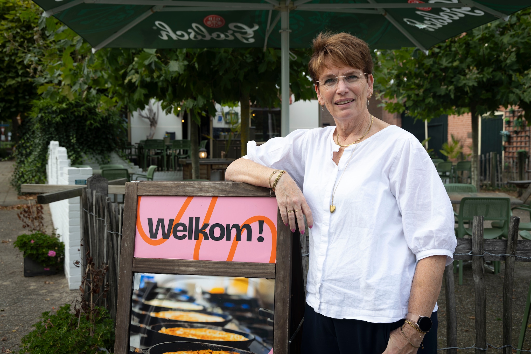 Judith buiten bij De Stroper: ‘Ik ben heel blij dat ik De Stroper heb gehouden. Ik leer nu zelfs goede pannenkoeken bakken!’ Foto: Bert Kamp/BTBeeldmakers
