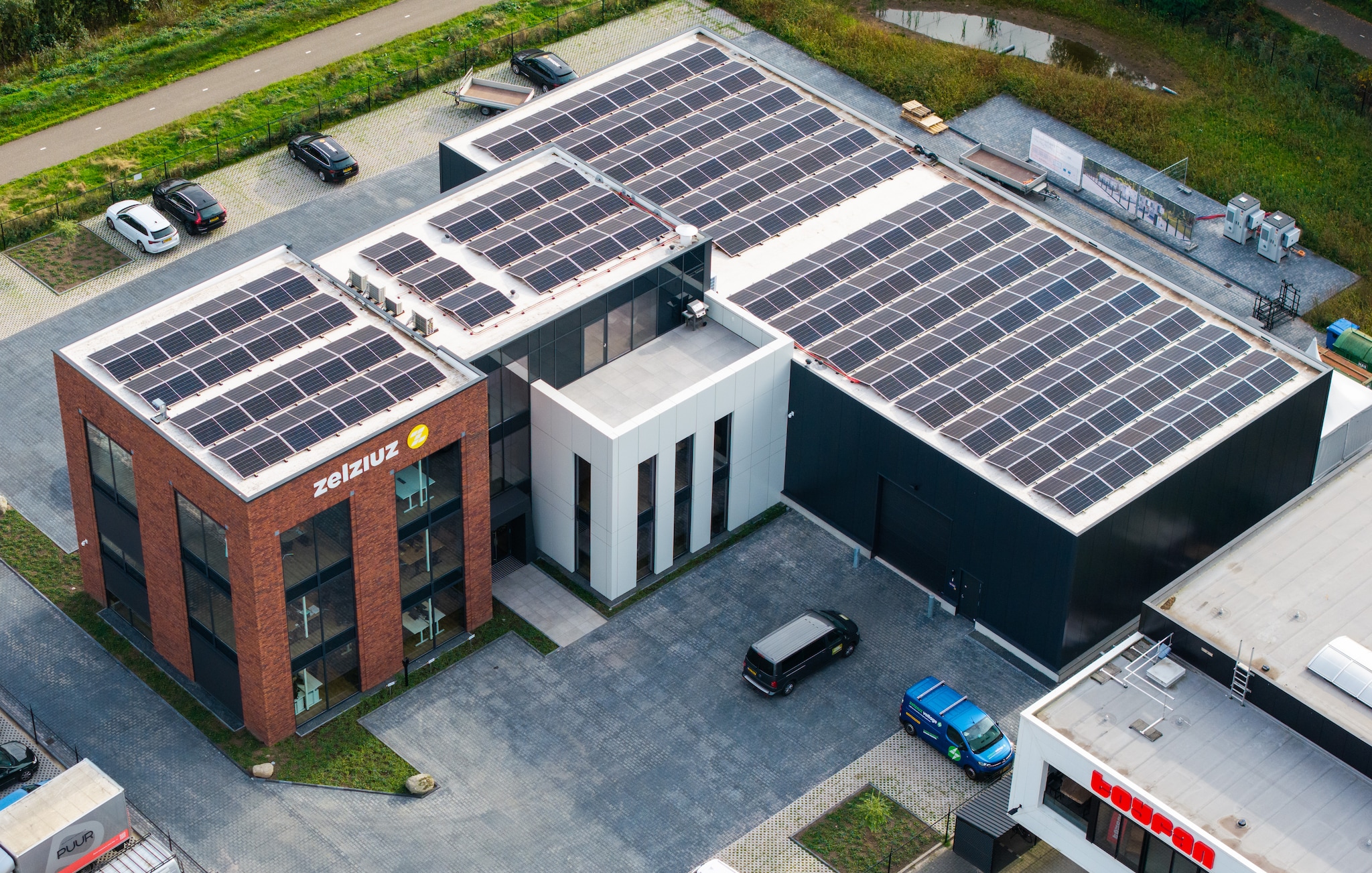 De Zelziuz Groep uit Oldenzaal heeft 225 zonnepanelen op de daken.  Wouter Borre