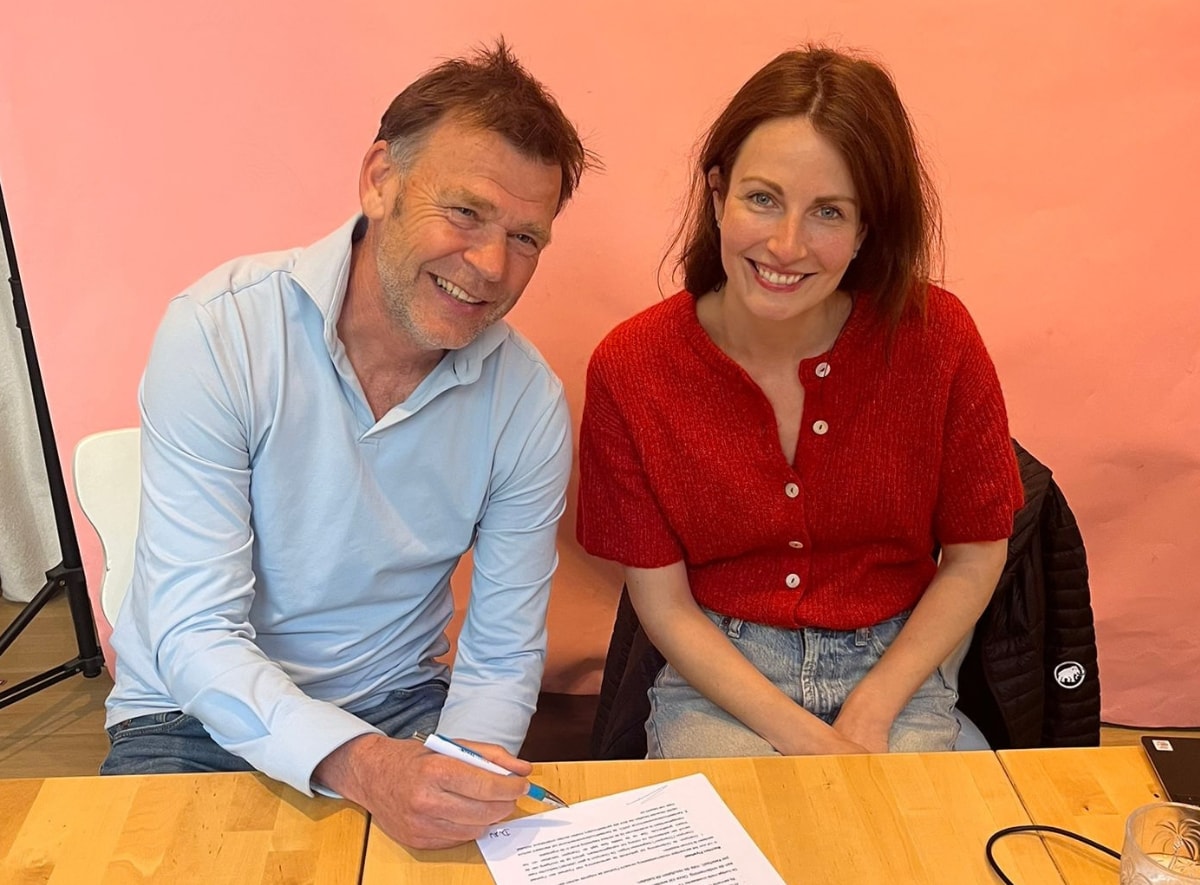 Dewi van de Waeter tekent het contract met investeerder Flywheel Impact. Foto: The Lekker Company