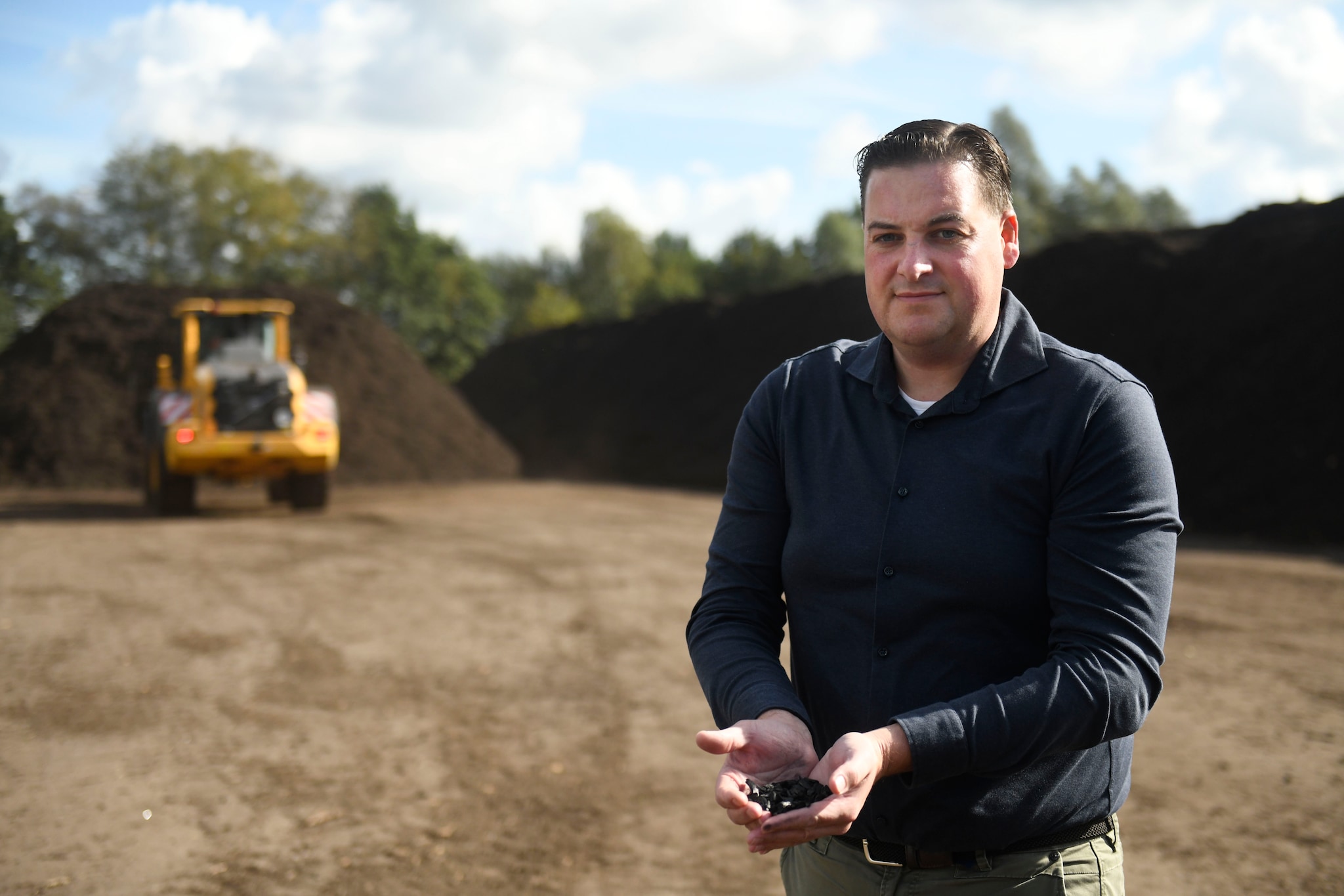 Christiaan Olde Bolhaar met in zijn handen een nuttig product van een van zijn groenbedrijven: biochar, waarin CO2 langdurig gebonden wordt met koolstof.