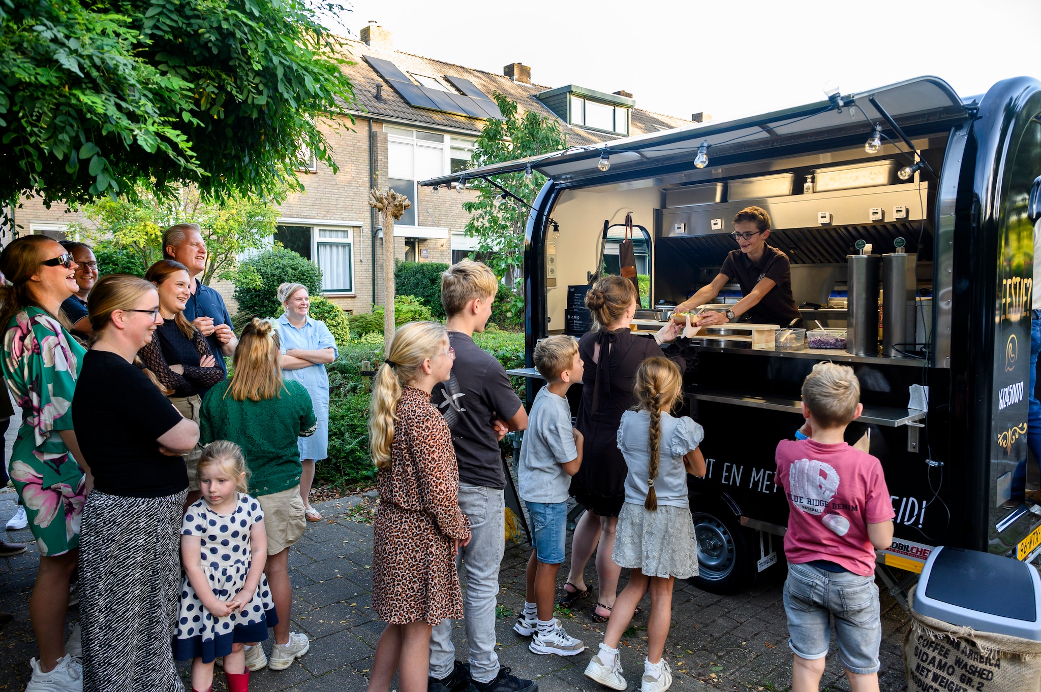 De jonge ondernemer tijdens een familiefeest onlangs in Hardinxveld-Giessendam.  Foto: Richard van Hoek Fotografie