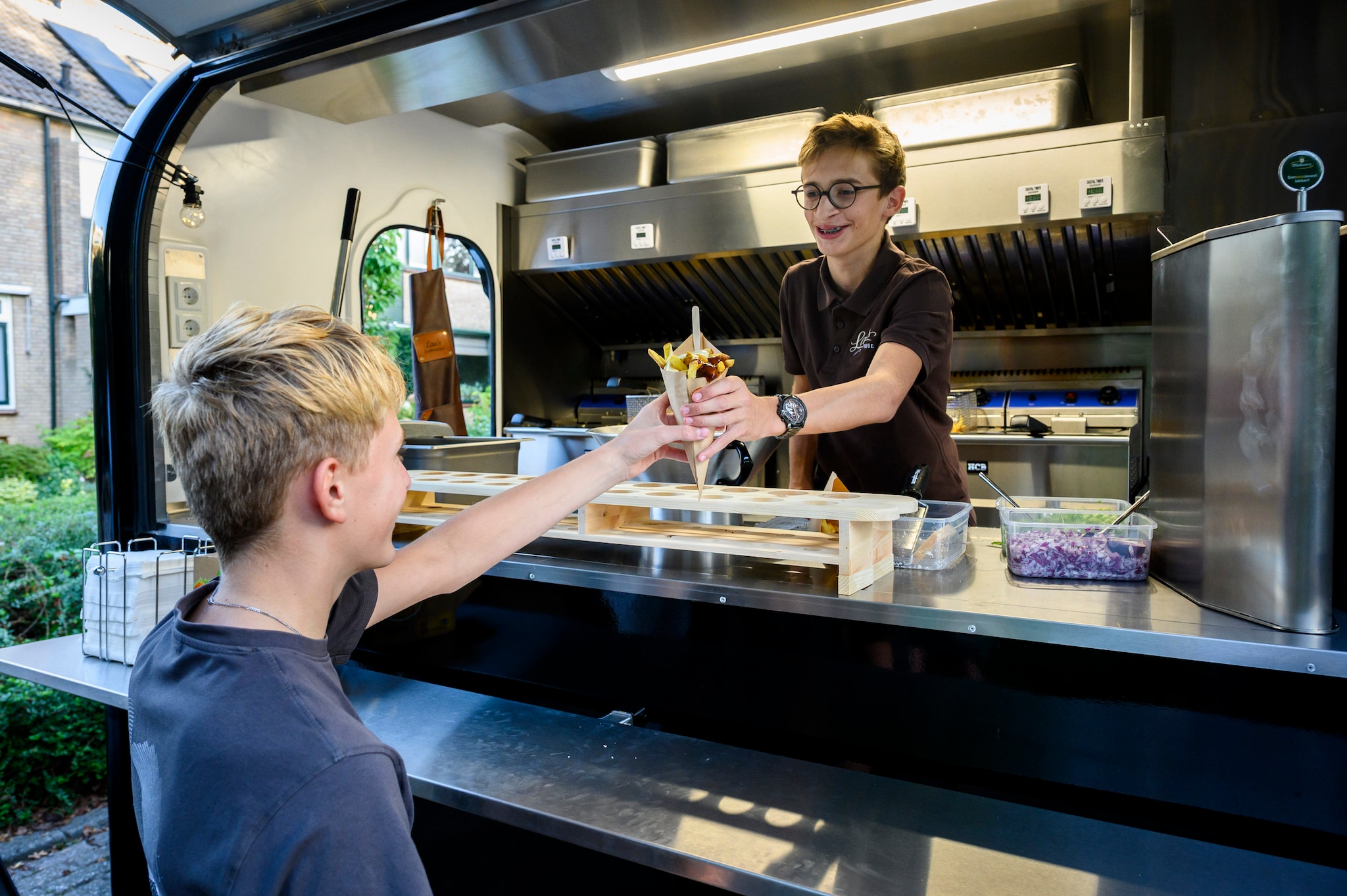 De meest luxe frietvariant van Lauran is een puntzak patat met truffelmayonaise en vers geraspte Parmezaanse kaas erover.  Foto: Richard van Hoek Fotografie