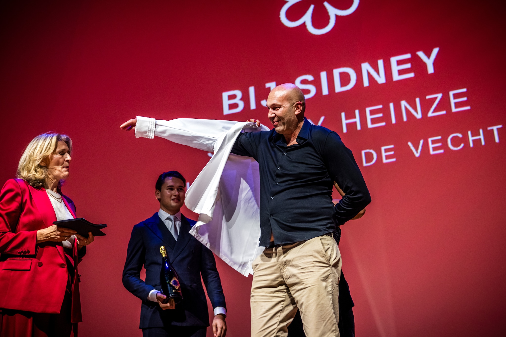 Sidney Heinze van Bij Sidney ontvangt een ster tijdens de uitreiking van de Michelinsterren.