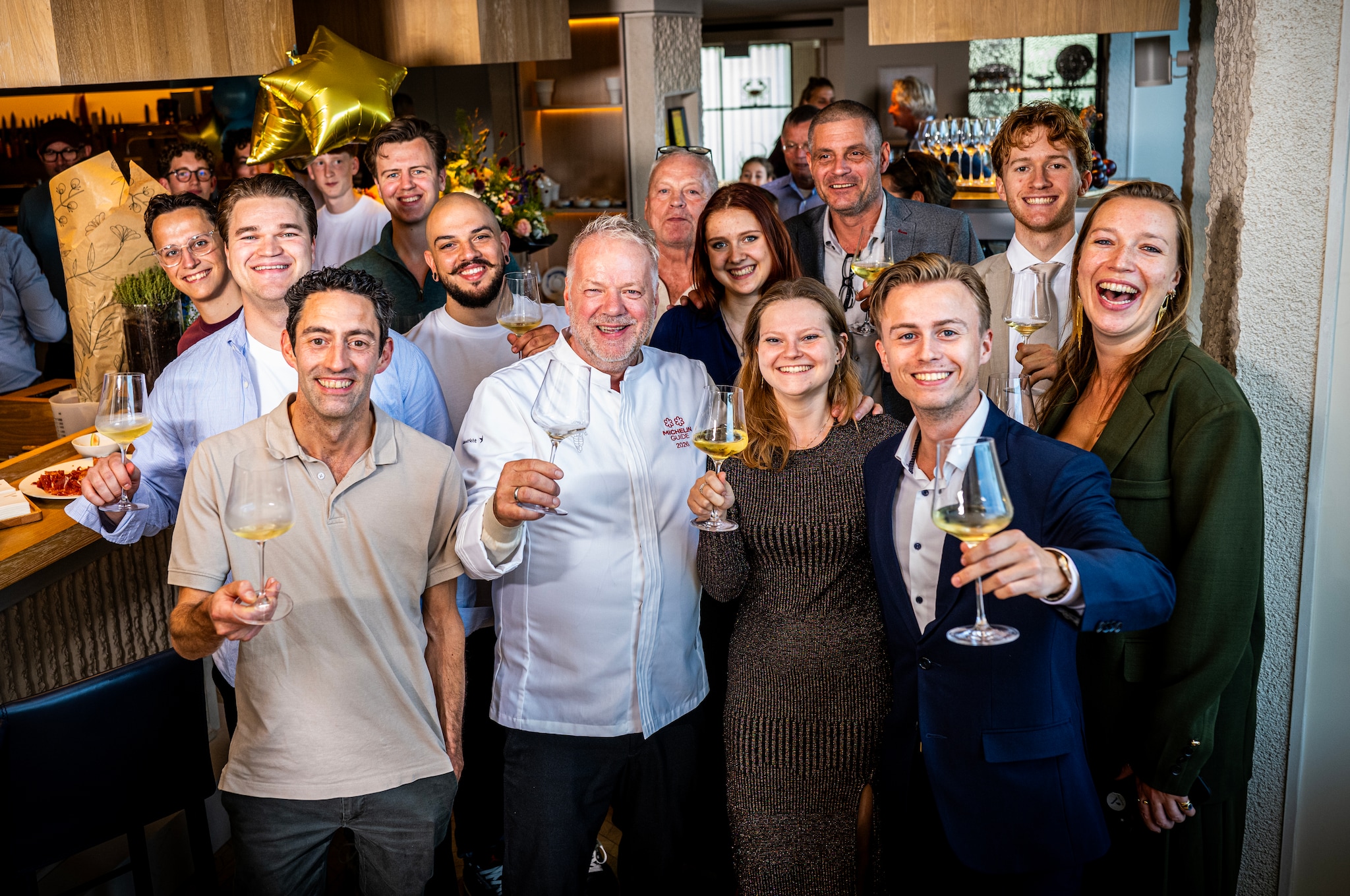 Topchef Mario Ridder en de keukenbrigade van restaurant Azurite in Delft behaalde in één klap twee sterren.  Frank de Roo