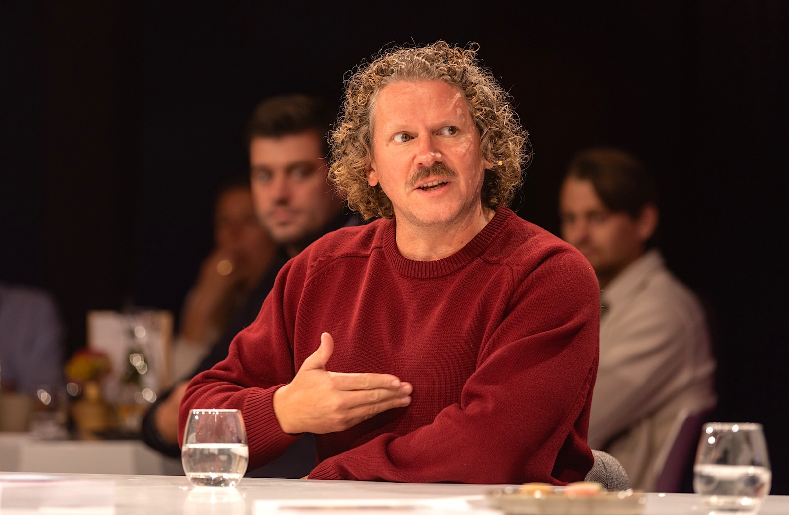 Foodtrendwatcher Gijsbregt Brouwer aan tafel tijdens een gesprek over de horeca en Michelinsterren. Eigen foto
